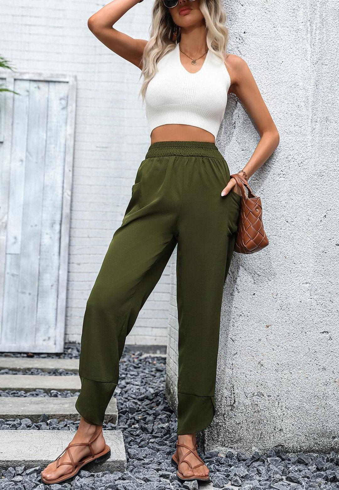 Pantalón recto con bolsillos laterales y cintura fruncida