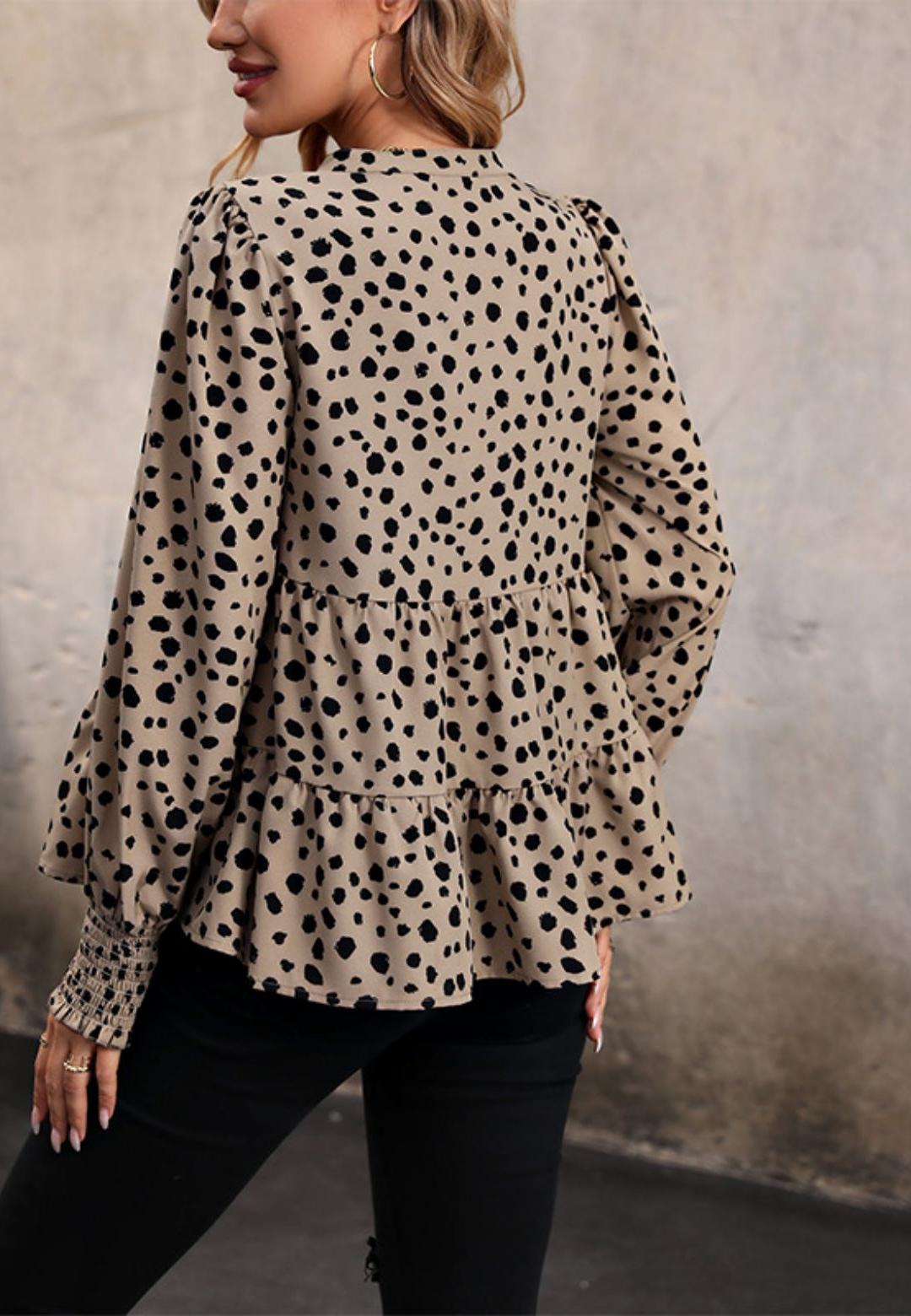 Cuello en V con muescas, estampado de lunares, mangas largas con puños, volantes y peplum fruncido