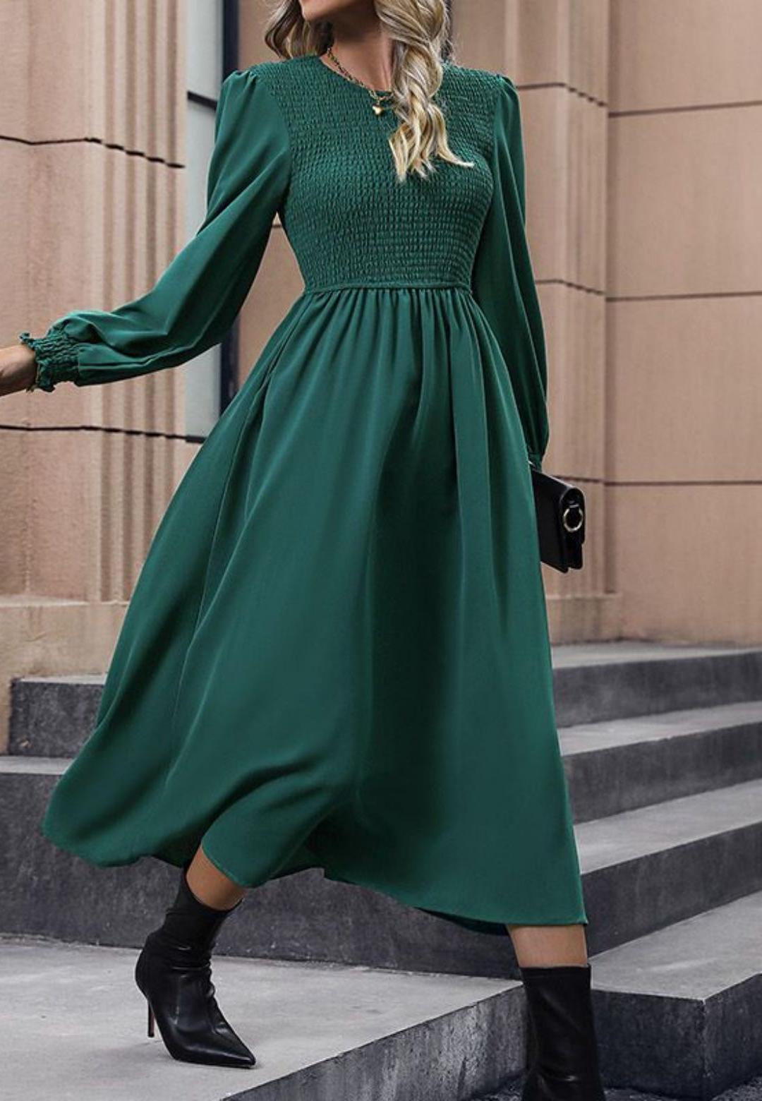 Vestido largo acampanado con mangas de obispo y pecho fruncido