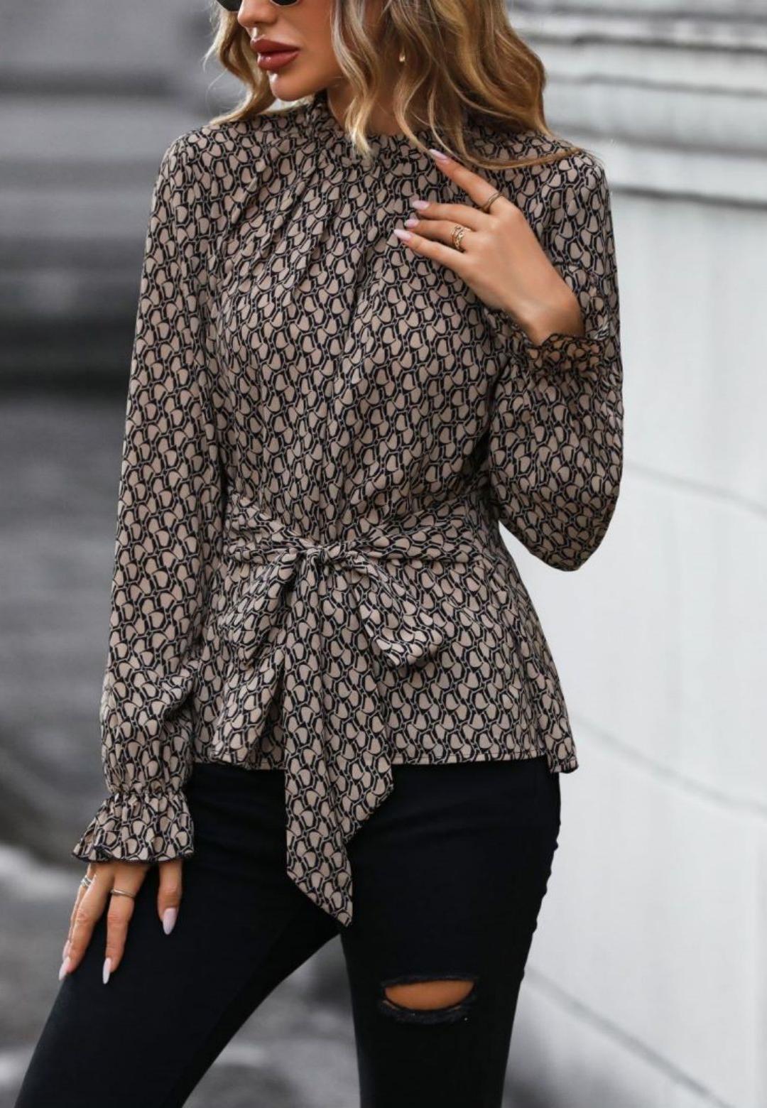Blusa estampada con mangas abullonadas, cintura con lazo y cuello alto plisado