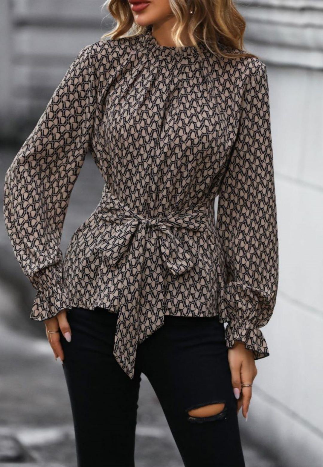 Blusa estampada con mangas abullonadas, cintura con lazo y cuello alto plisado
