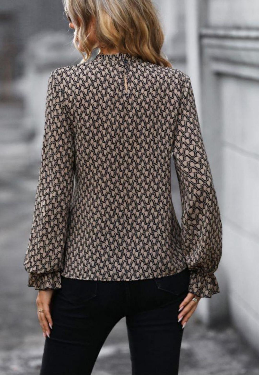 Blusa estampada con mangas abullonadas, cintura con lazo y cuello alto plisado