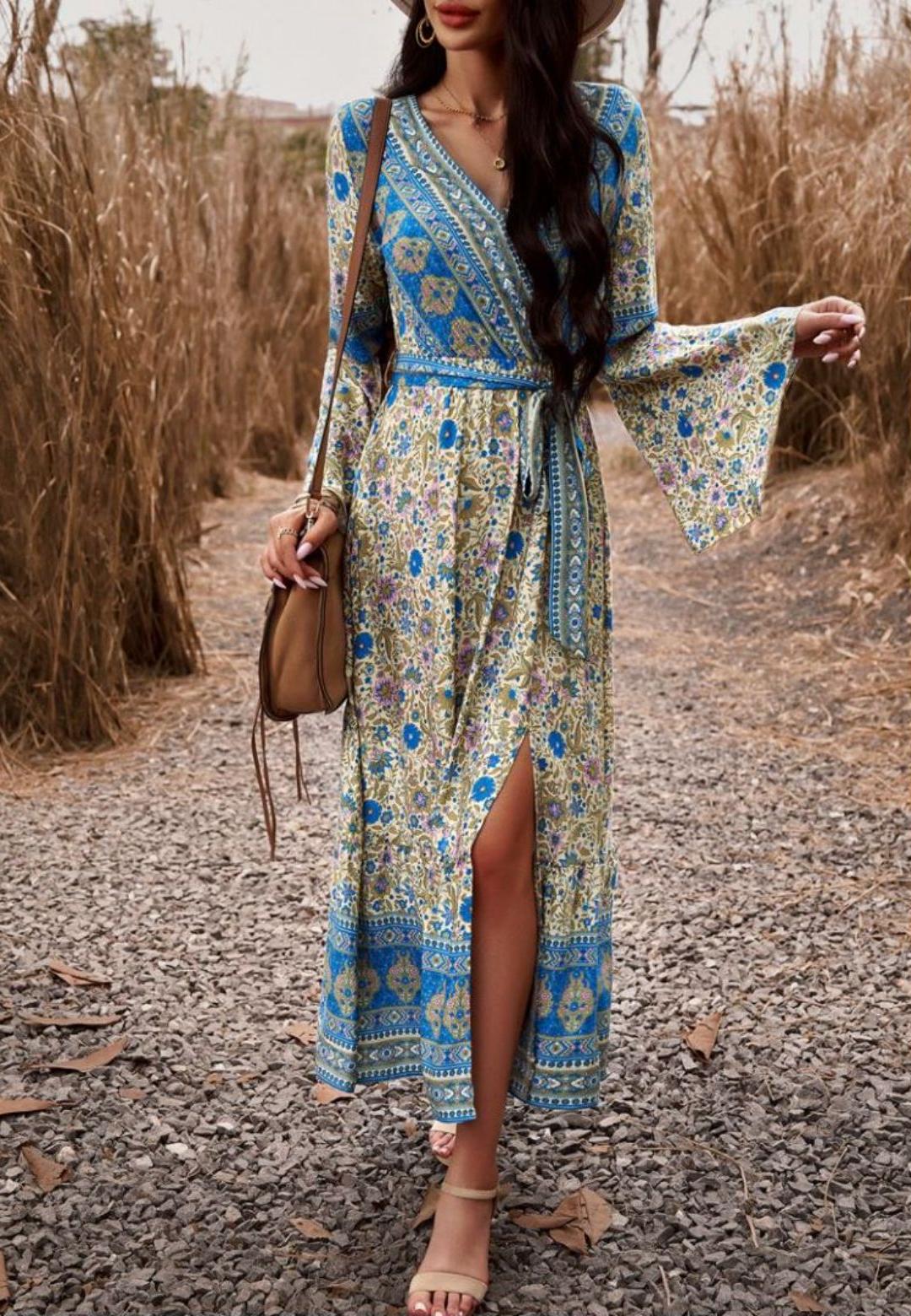 Vestido bohemio con escote cruzado y abertura delantera