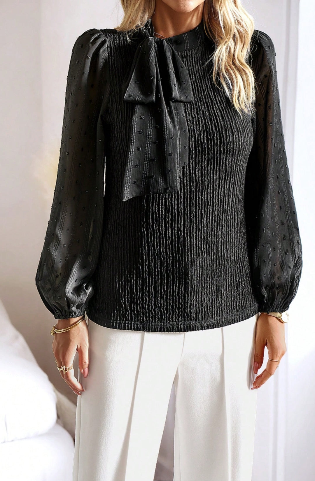 Blusa con detalle de joya y lazo en el cuello