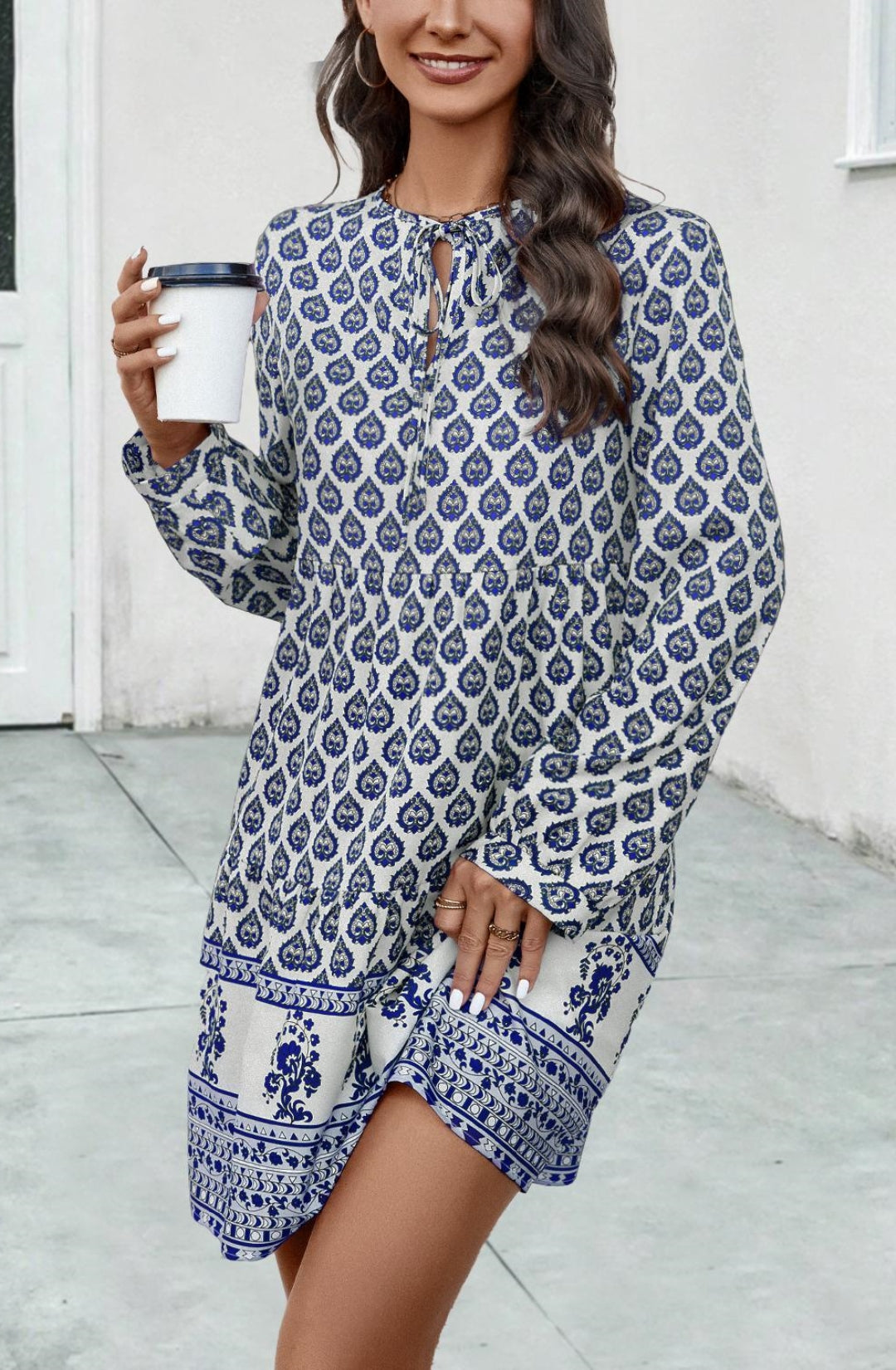 Vestido estampado con escote en el frente y lazo en el cuello