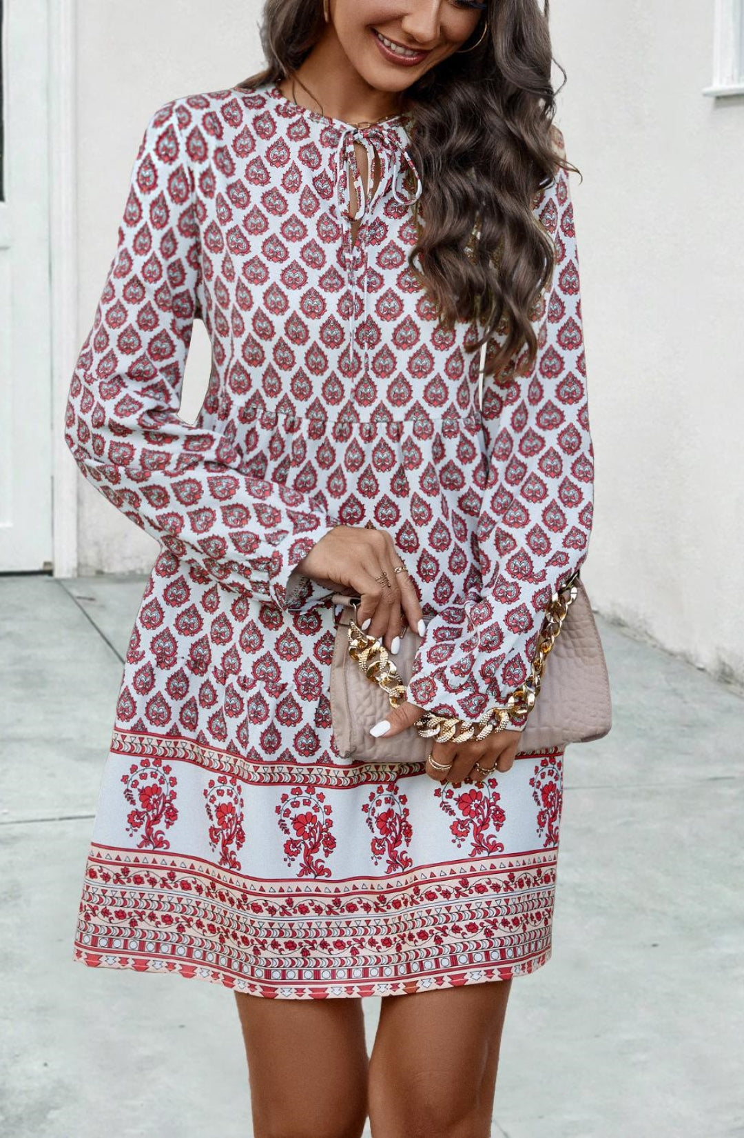 Vestido estampado con escote en el frente y lazo en el cuello