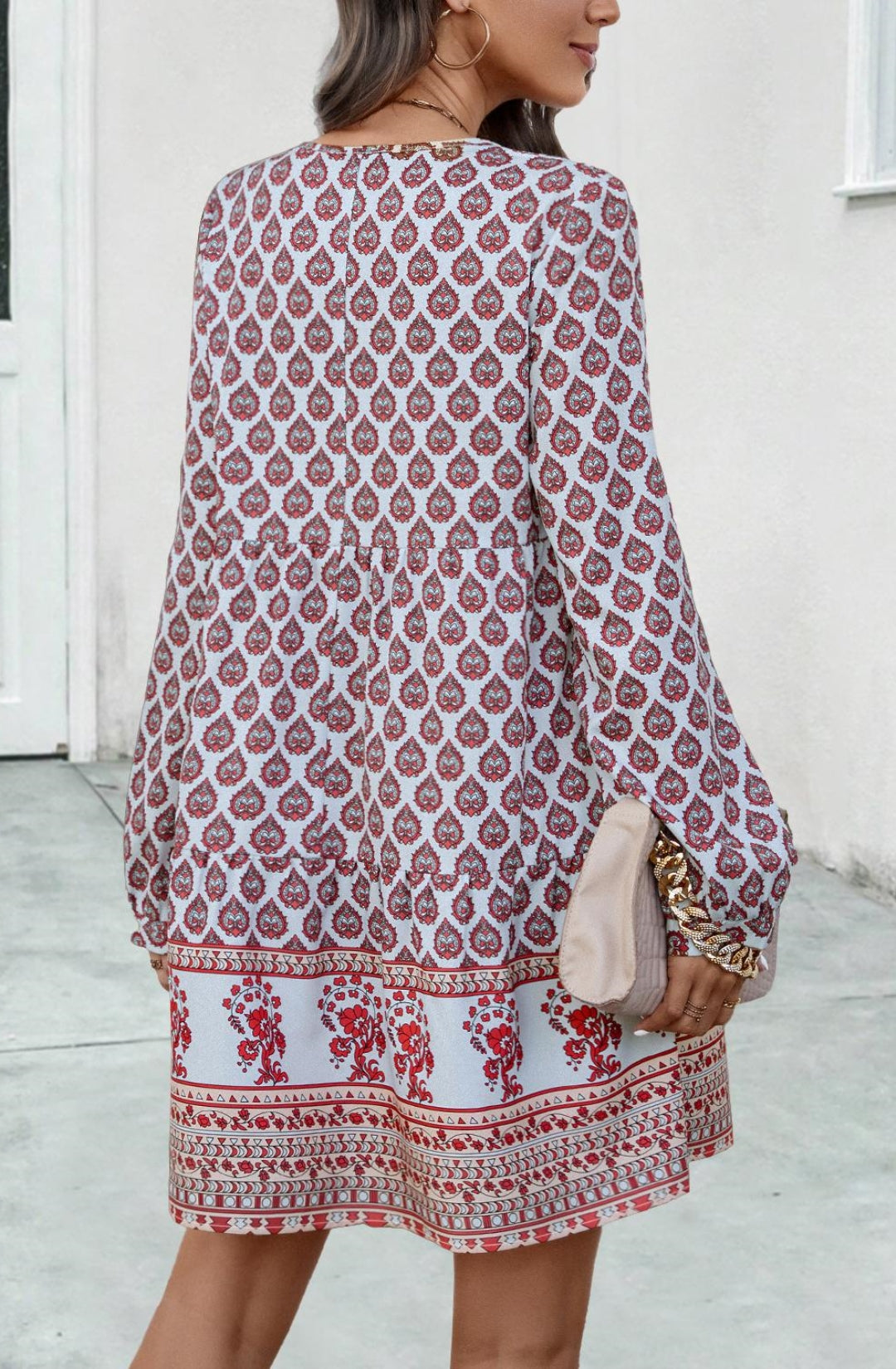 Vestido estampado con escote en el frente y lazo en el cuello