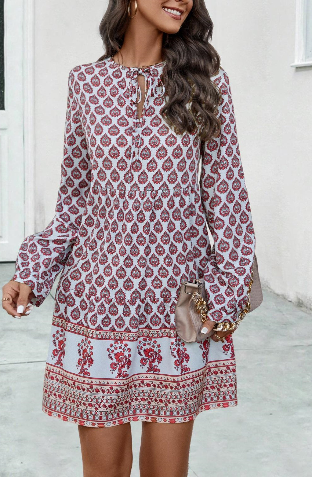 Vestido estampado con escote en el frente y lazo en el cuello