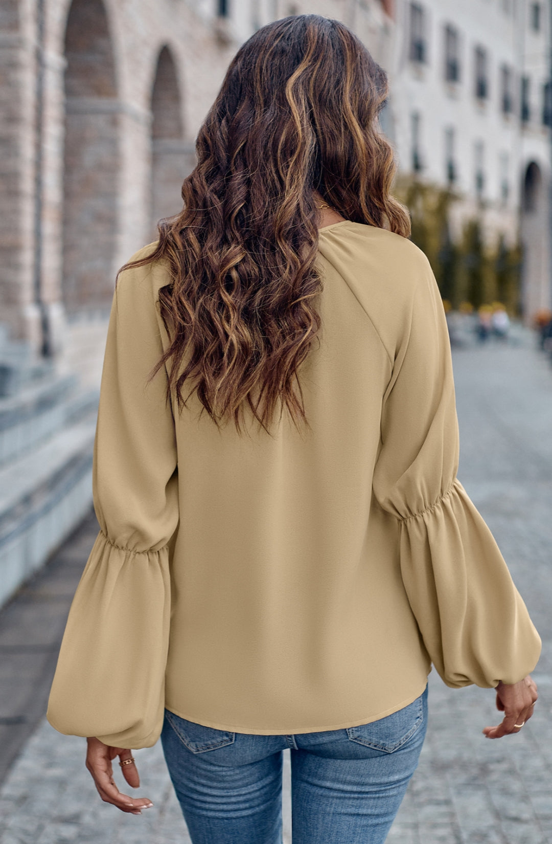 Blusa lisa con mangas abullonadas dobles