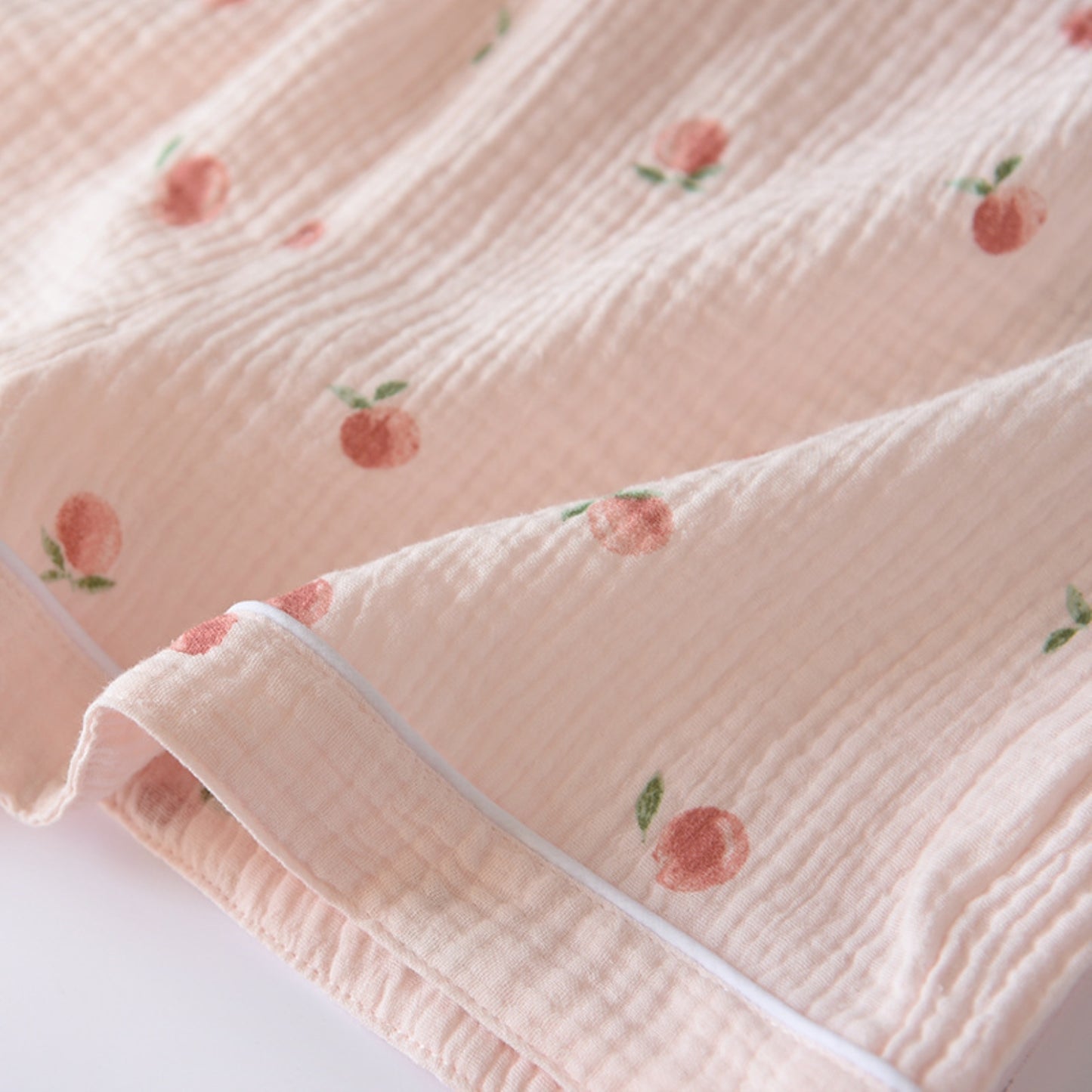 Camisa y pantalones cortos con estampado floral texturizado a juego