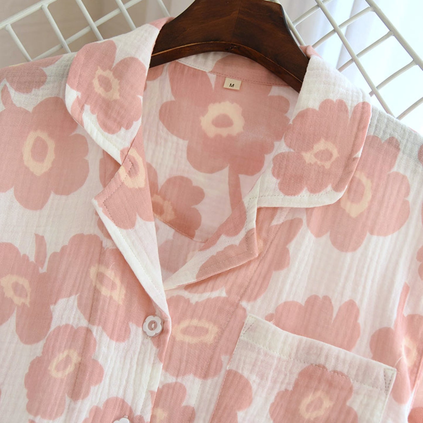 Conjunto de camisa y pantalones cortos con estampado floral texturizado