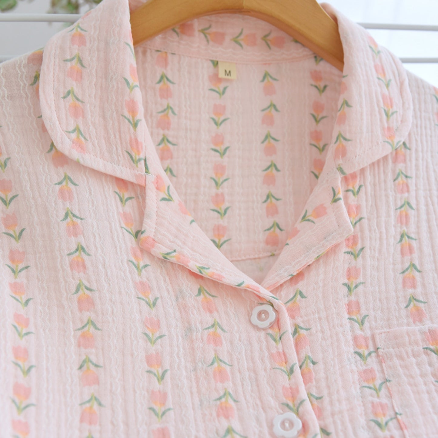 Conjunto de salón con estampado floral a rayas