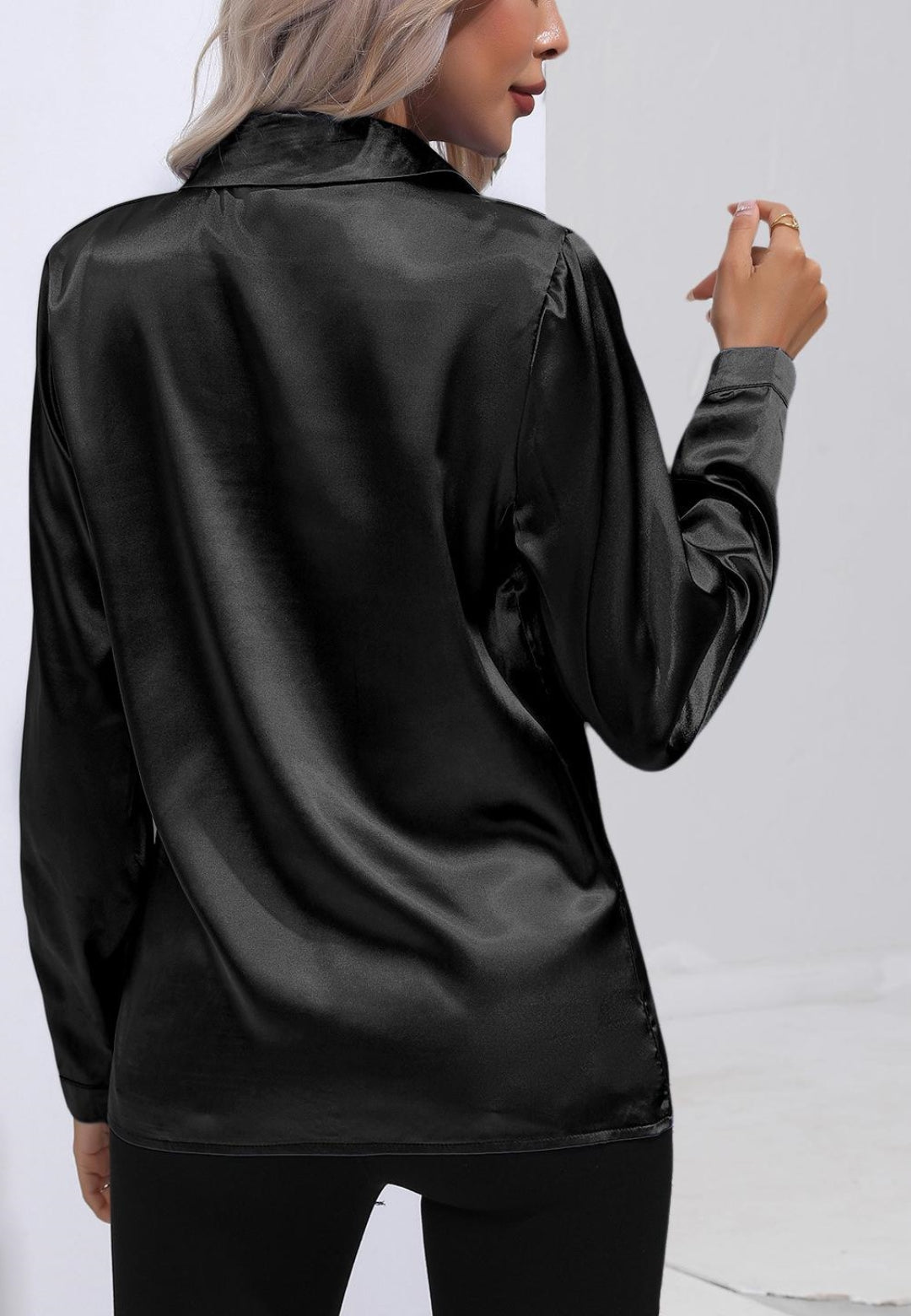 Camisa de satén con cuello abotonado