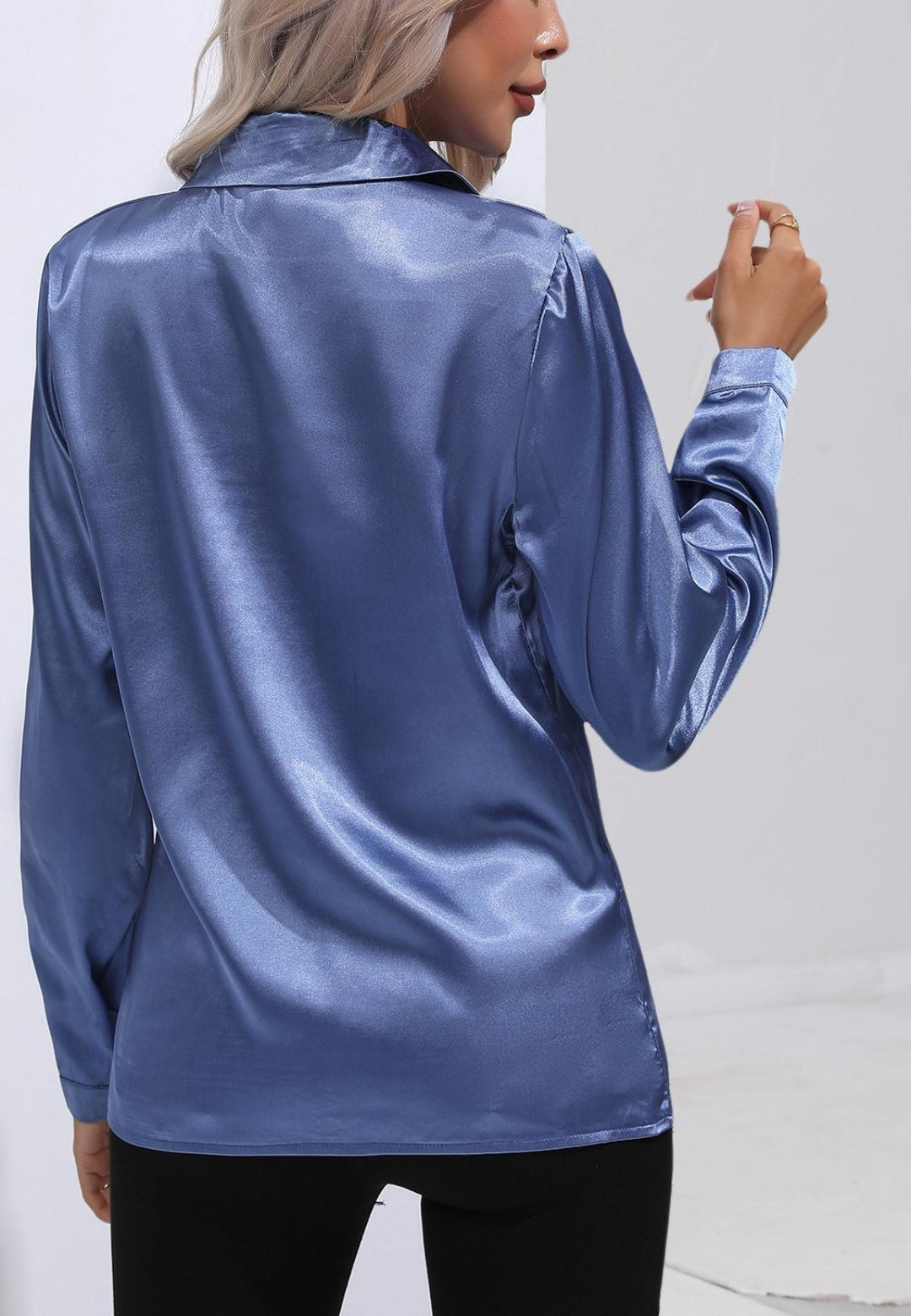 Camisa de satén con cuello abotonado