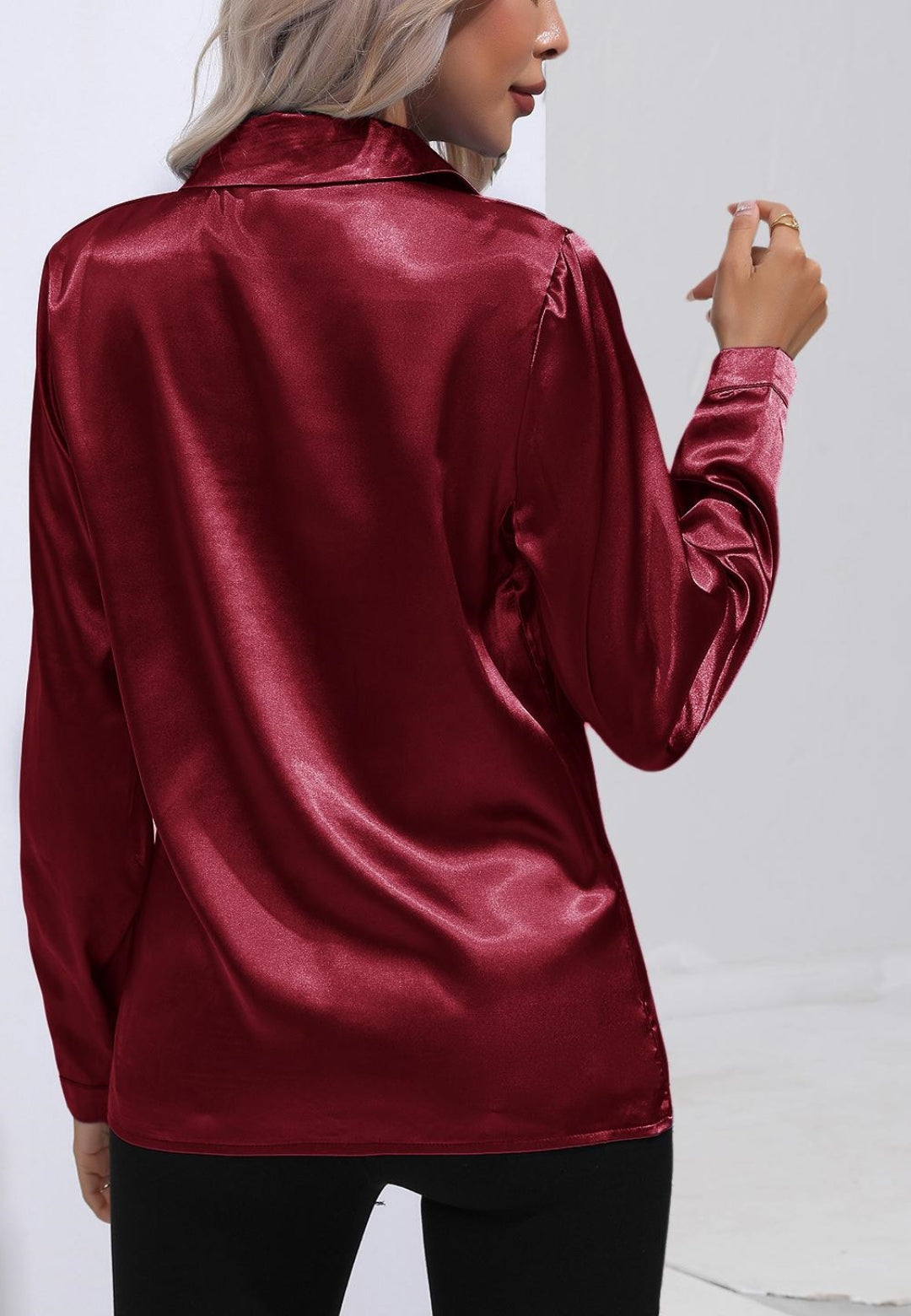 Camisa de satén con cuello abotonado