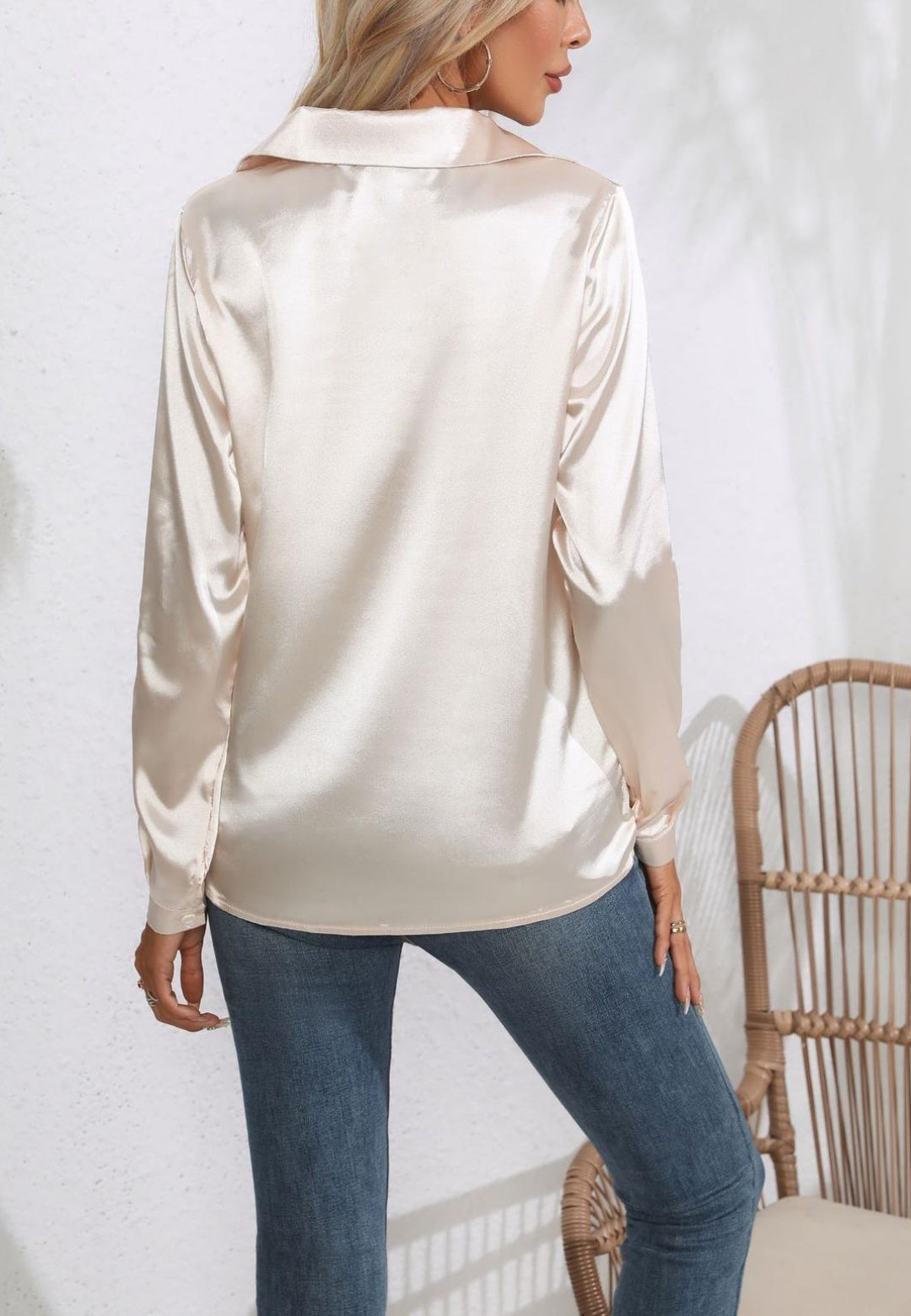 Camisa de satén con cuello abotonado