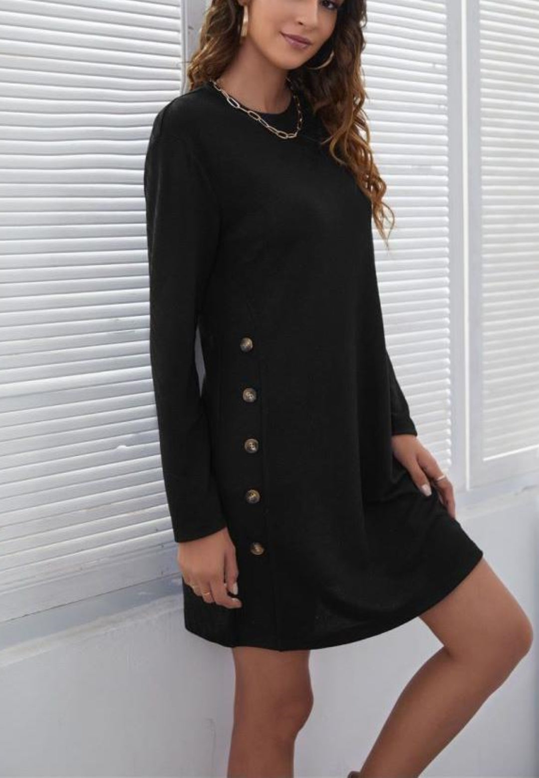 Vestido tipo suéter con detalle de botones laterales