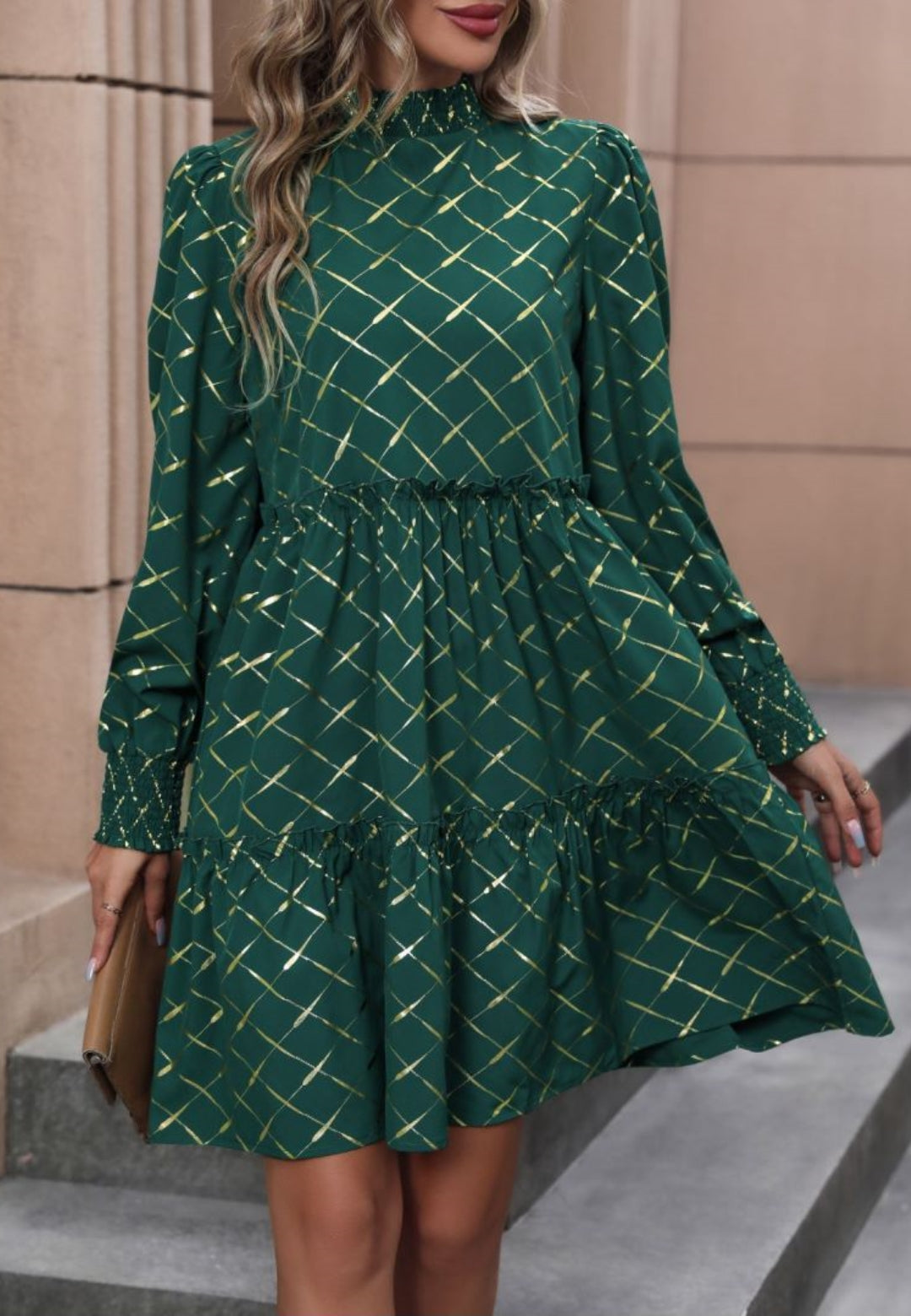 Vestido con cuello fruncido y estampado geométrico