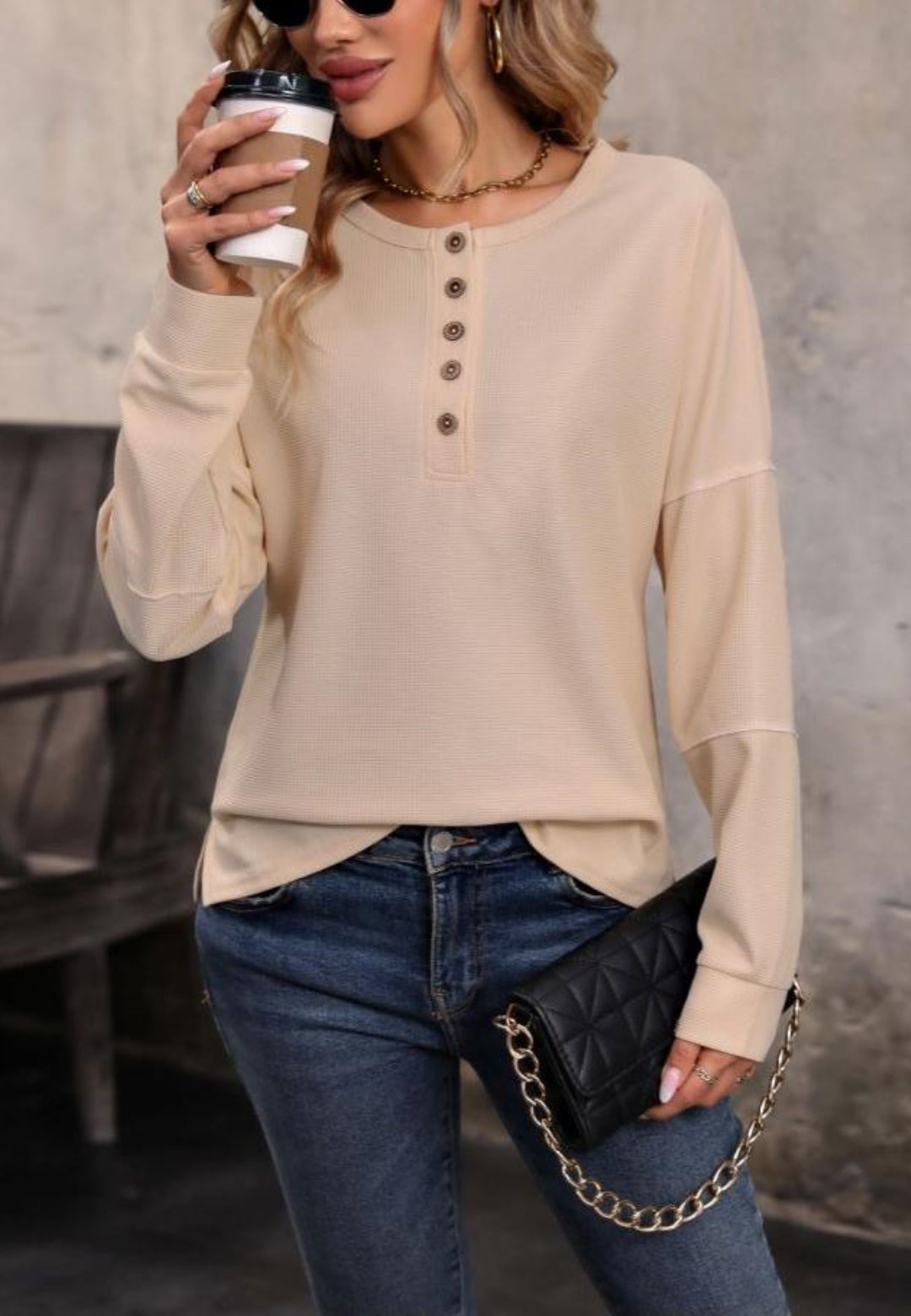 Top Henley con cuello redondo y botones