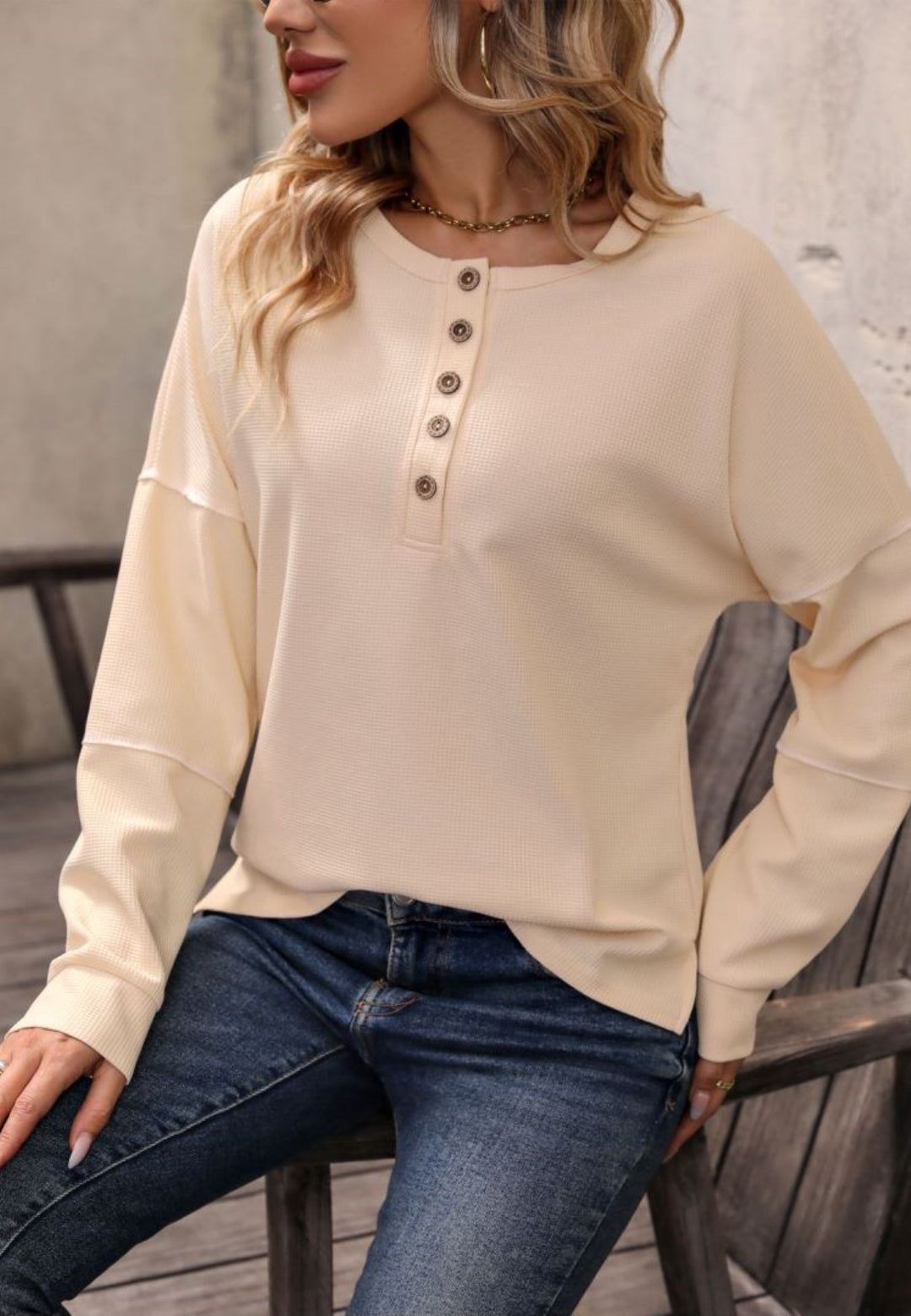 Top Henley con cuello redondo y botones