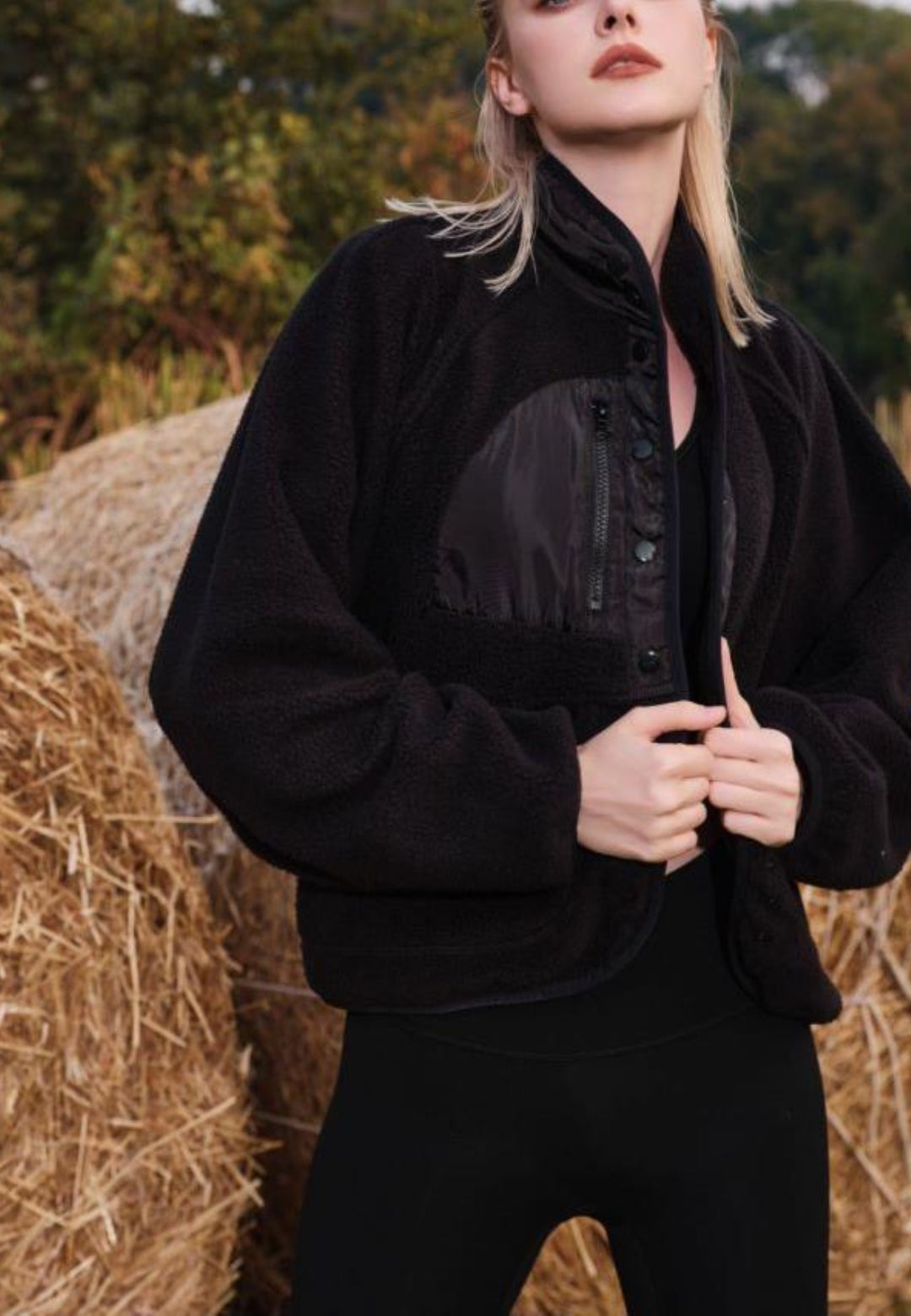 Chaqueta de piel de oveja texturizada con botones en la parte delantera