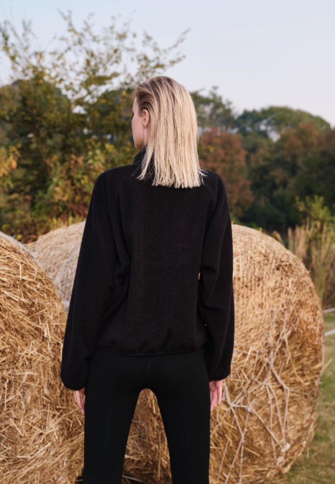 Chaqueta de piel de oveja texturizada con botones en la parte delantera