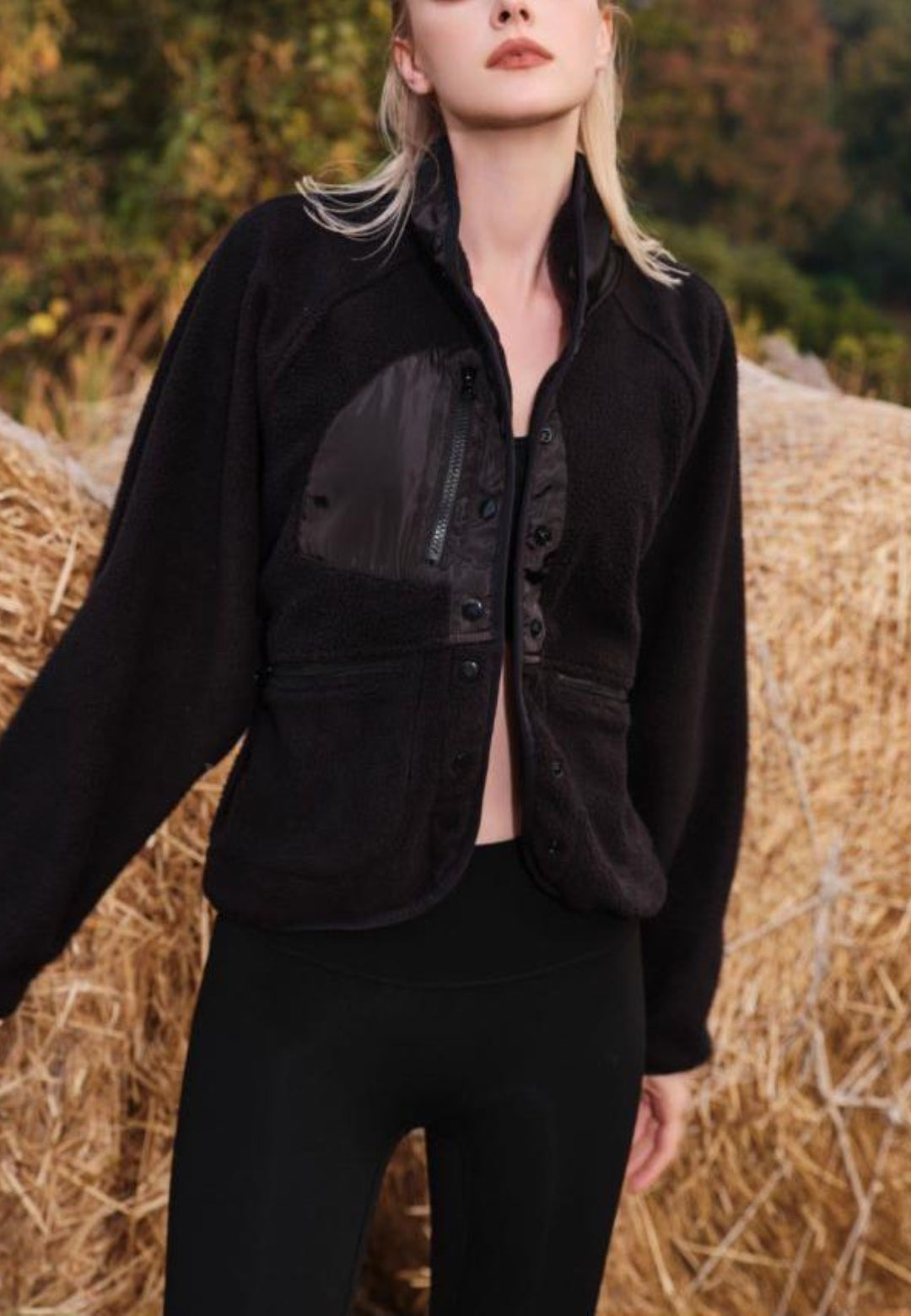 Chaqueta de piel de oveja texturizada con botones en la parte delantera