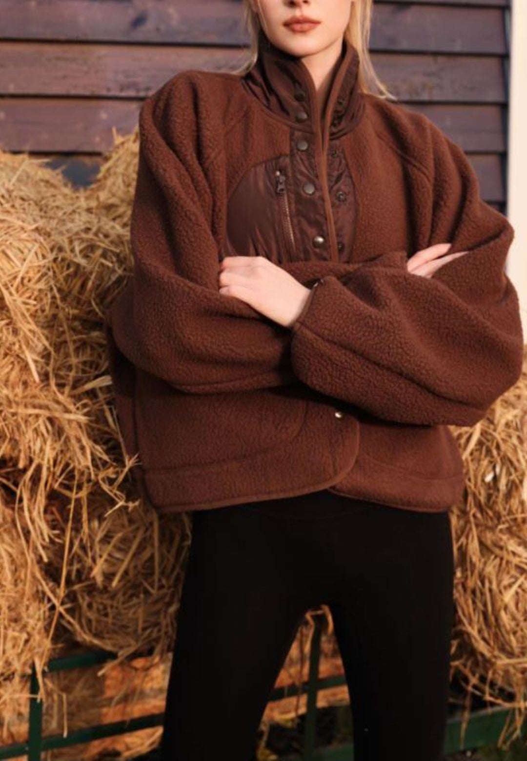 Chaqueta de piel de oveja texturizada con botones en la parte delantera