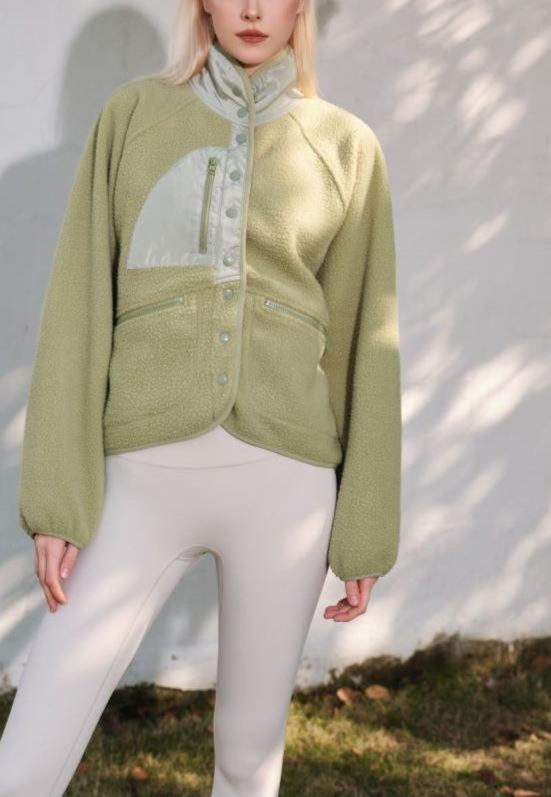 Chaqueta de piel de oveja texturizada con botones en la parte delantera