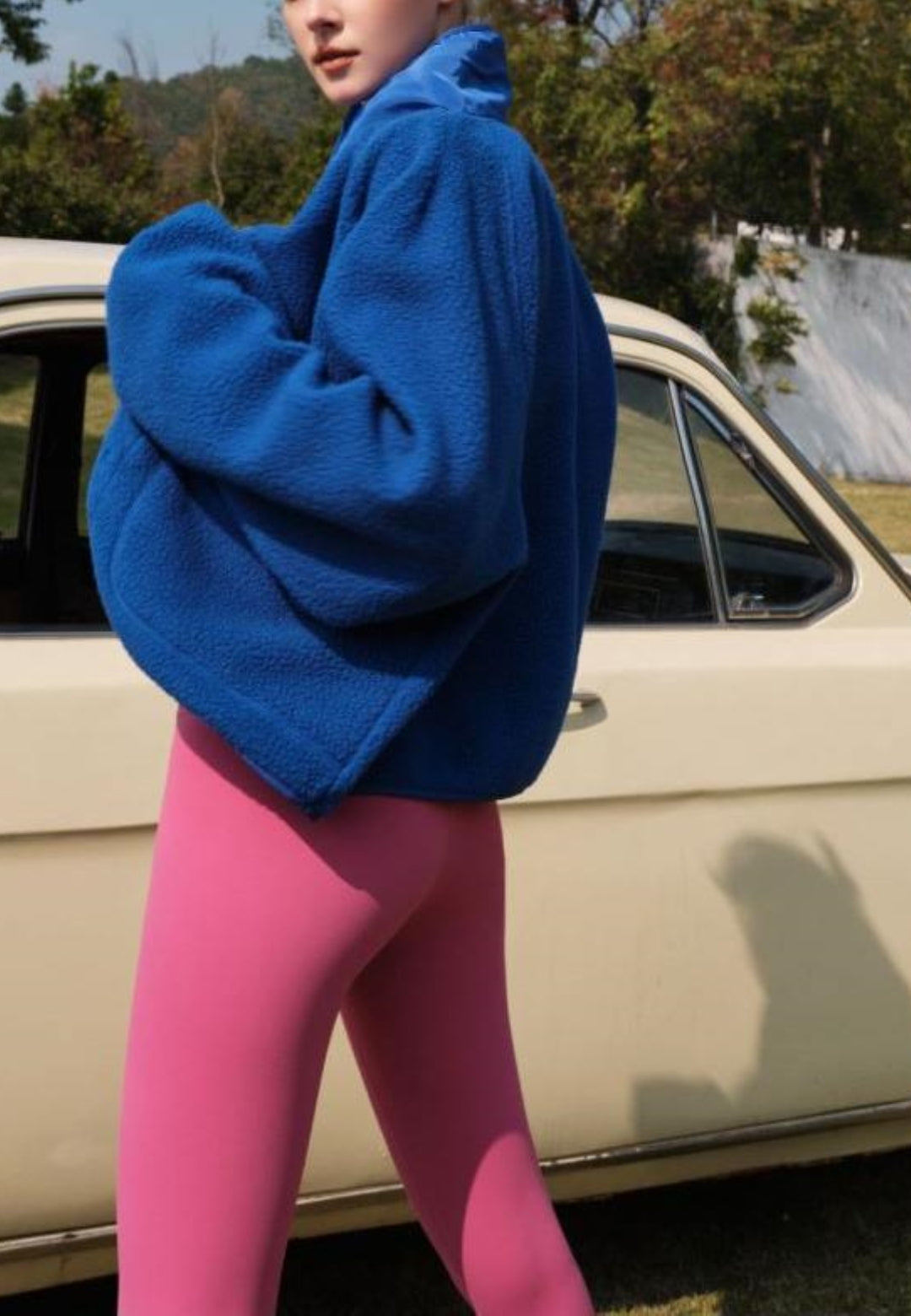 Chaqueta de piel de oveja texturizada con botones en la parte delantera