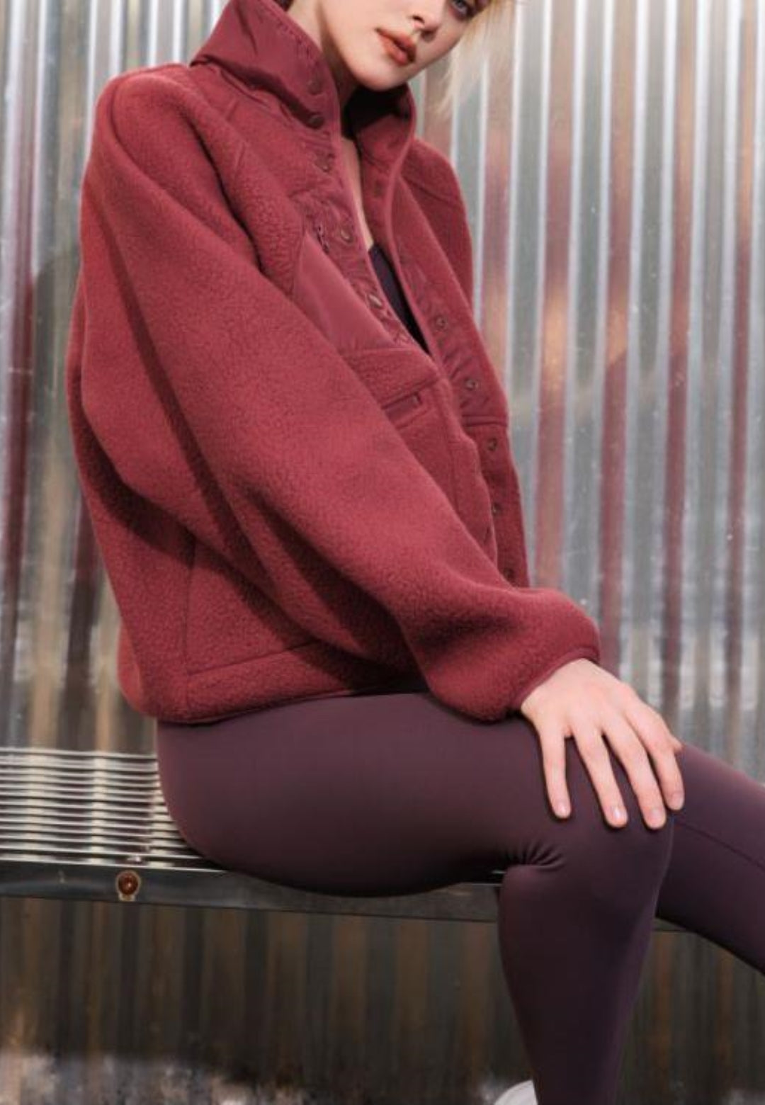 Chaqueta de piel de oveja texturizada con botones en la parte delantera