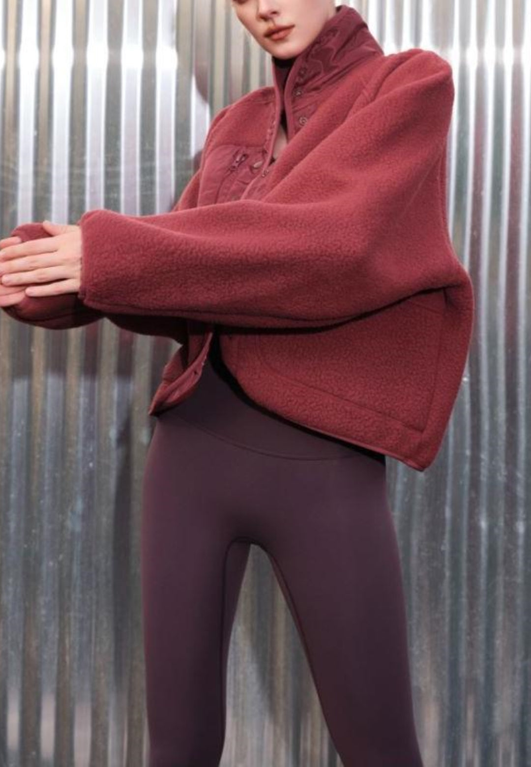 Chaqueta de piel de oveja texturizada con botones en la parte delantera