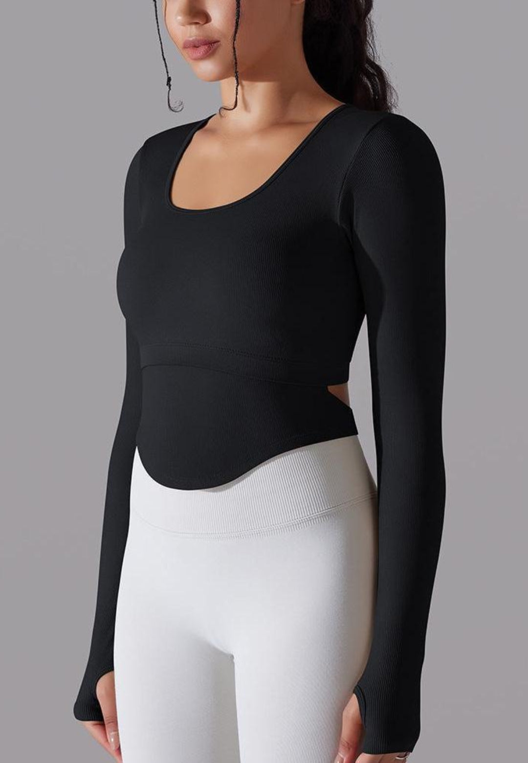 Top deportivo con espalda recortada y dobladillo curvo