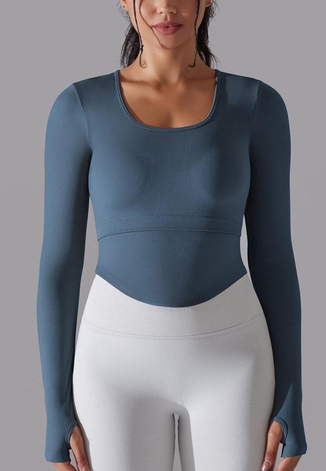 Top deportivo con espalda recortada y dobladillo curvo