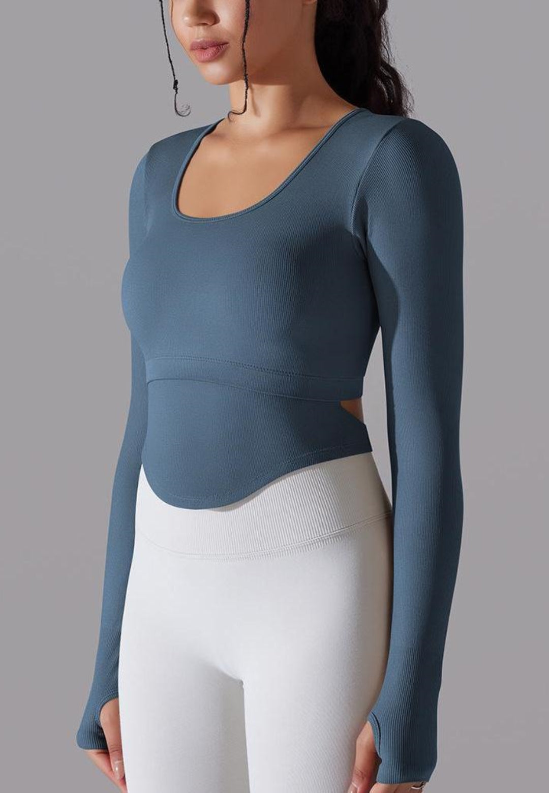 Top deportivo con espalda recortada y dobladillo curvo