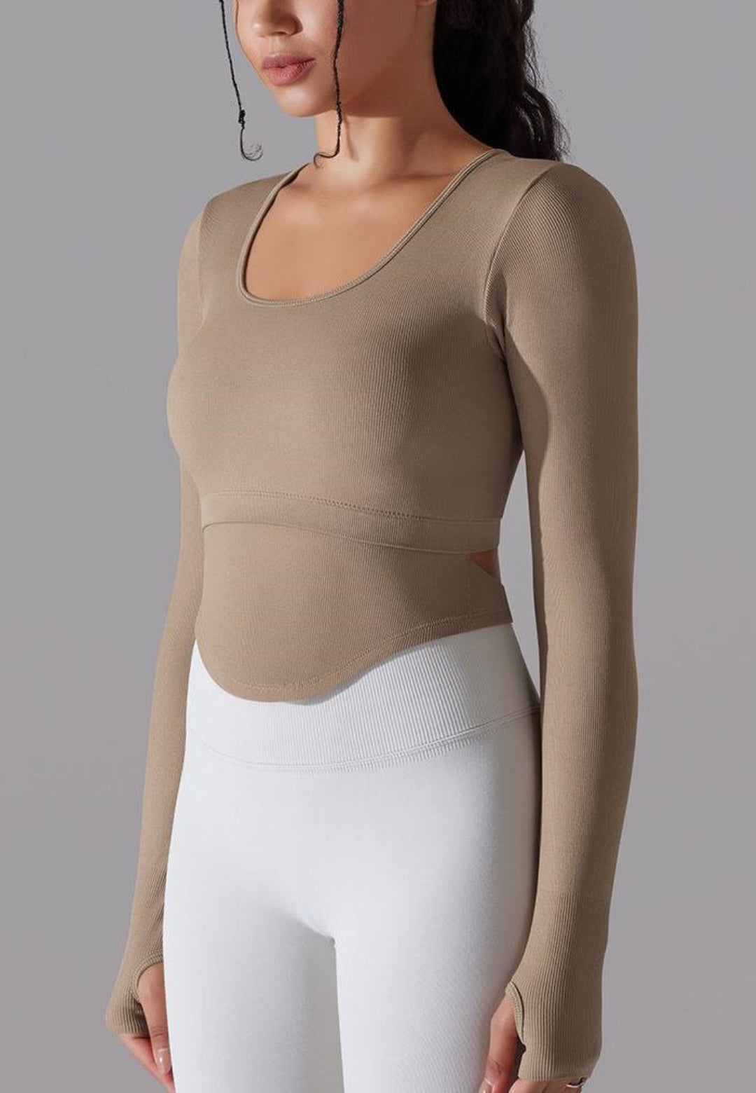 Top deportivo con espalda recortada y dobladillo curvo