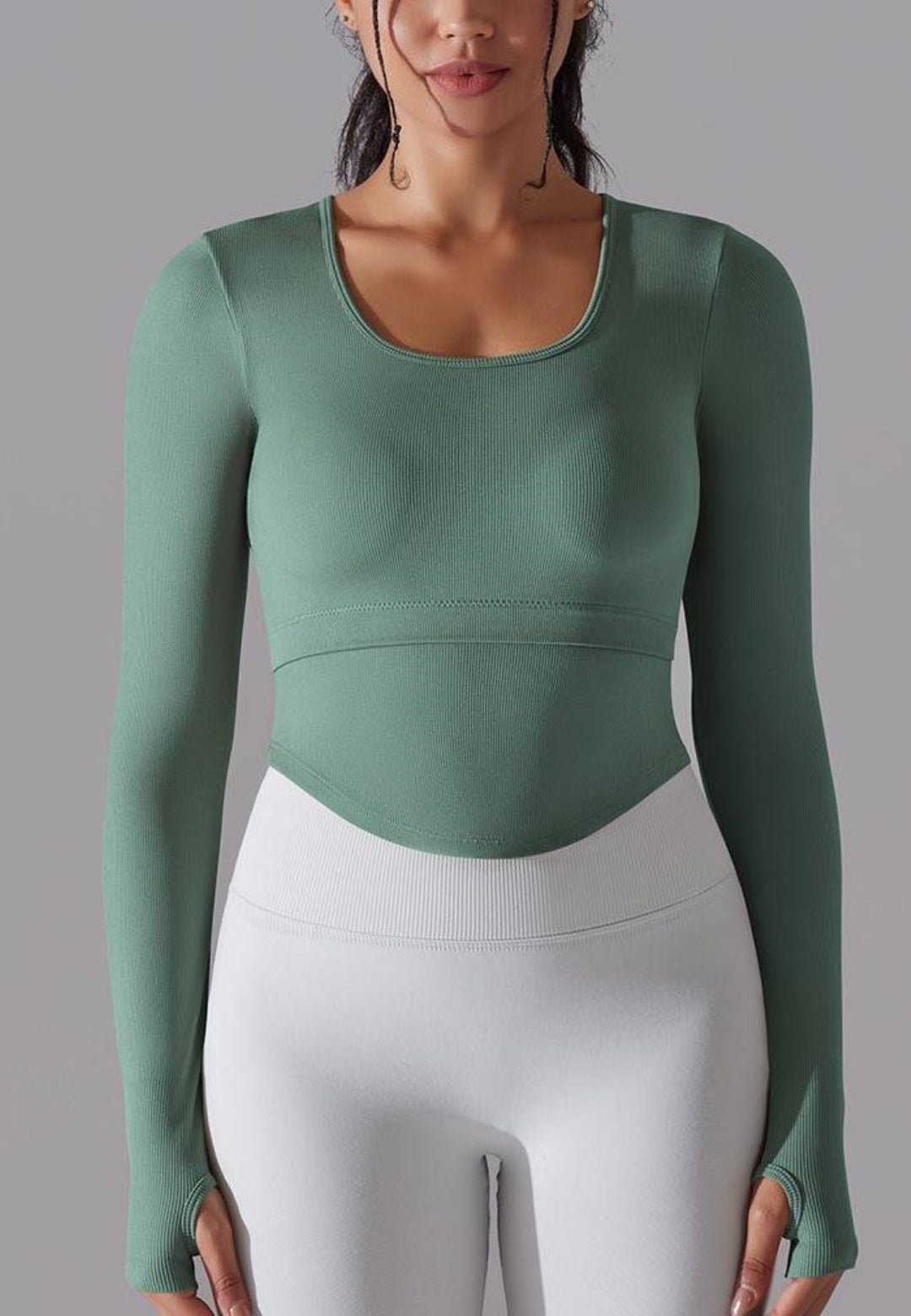 Top deportivo con espalda recortada y dobladillo curvo