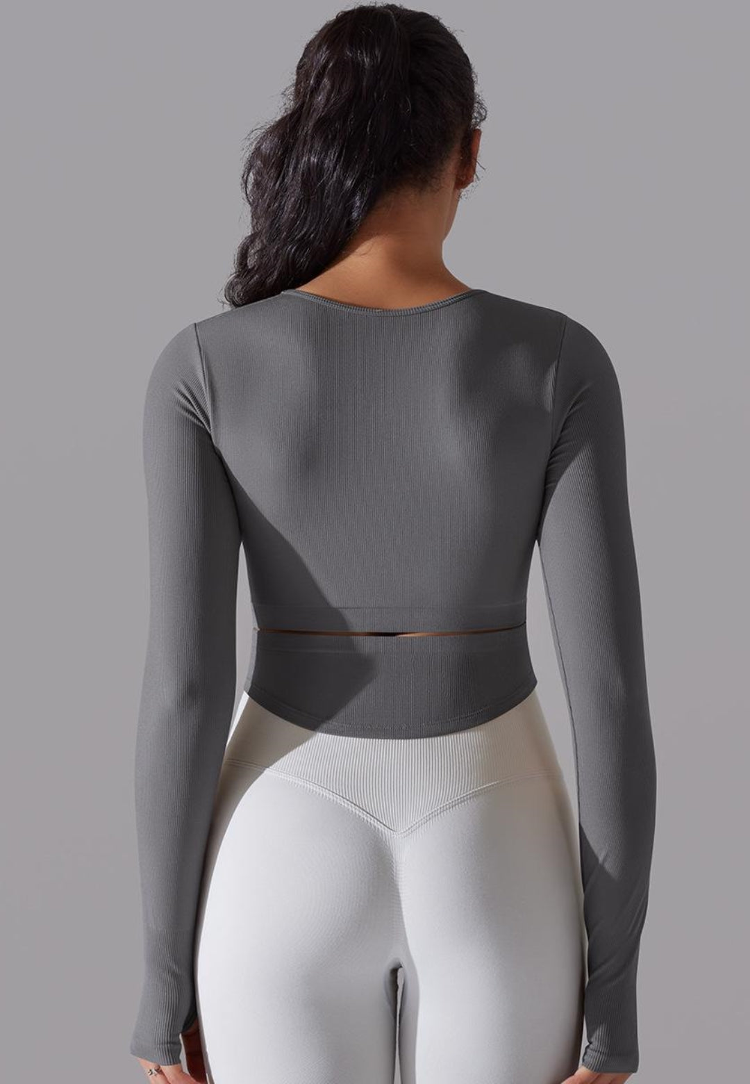 Top deportivo con espalda recortada y dobladillo curvo