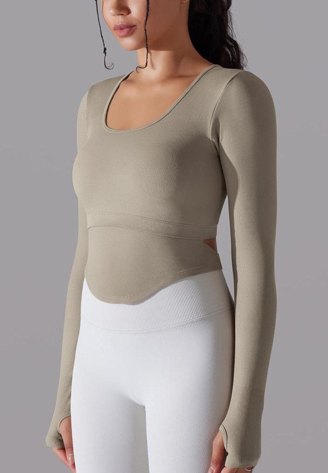 Top deportivo con espalda recortada y dobladillo curvo