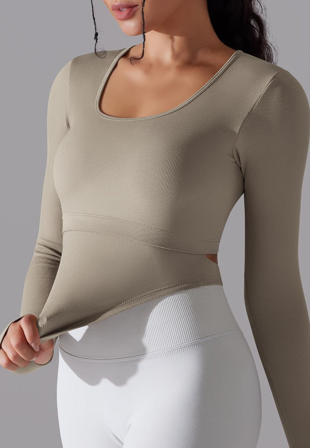 Top deportivo con espalda recortada y dobladillo curvo