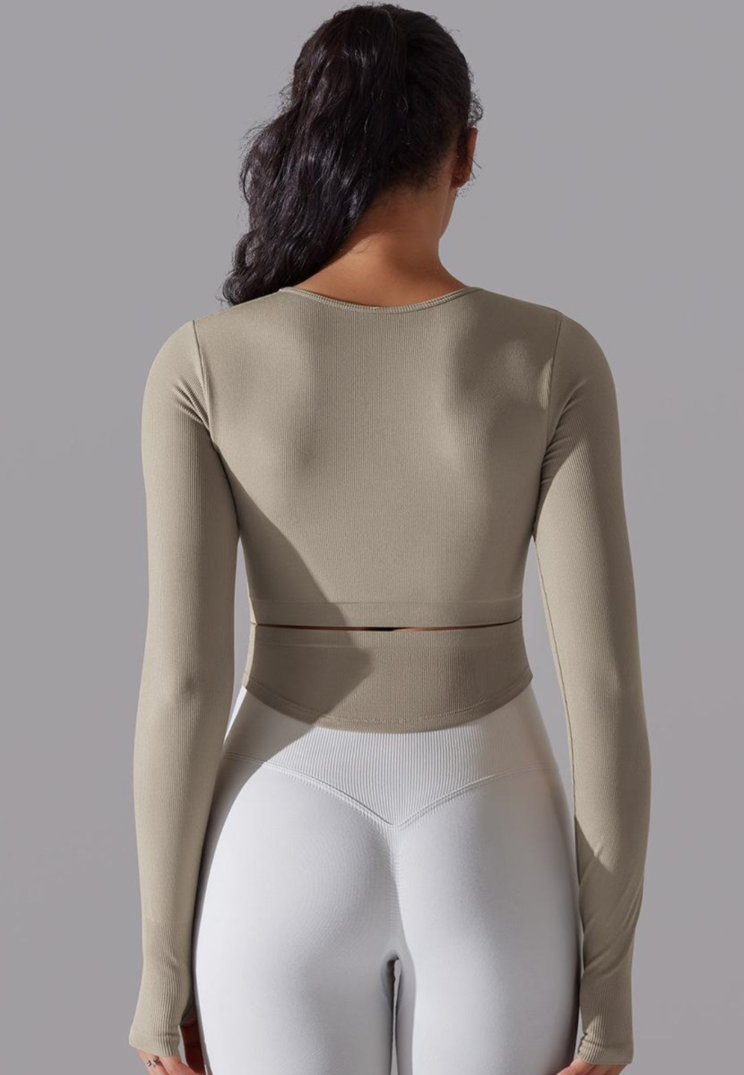 Top deportivo con espalda recortada y dobladillo curvo