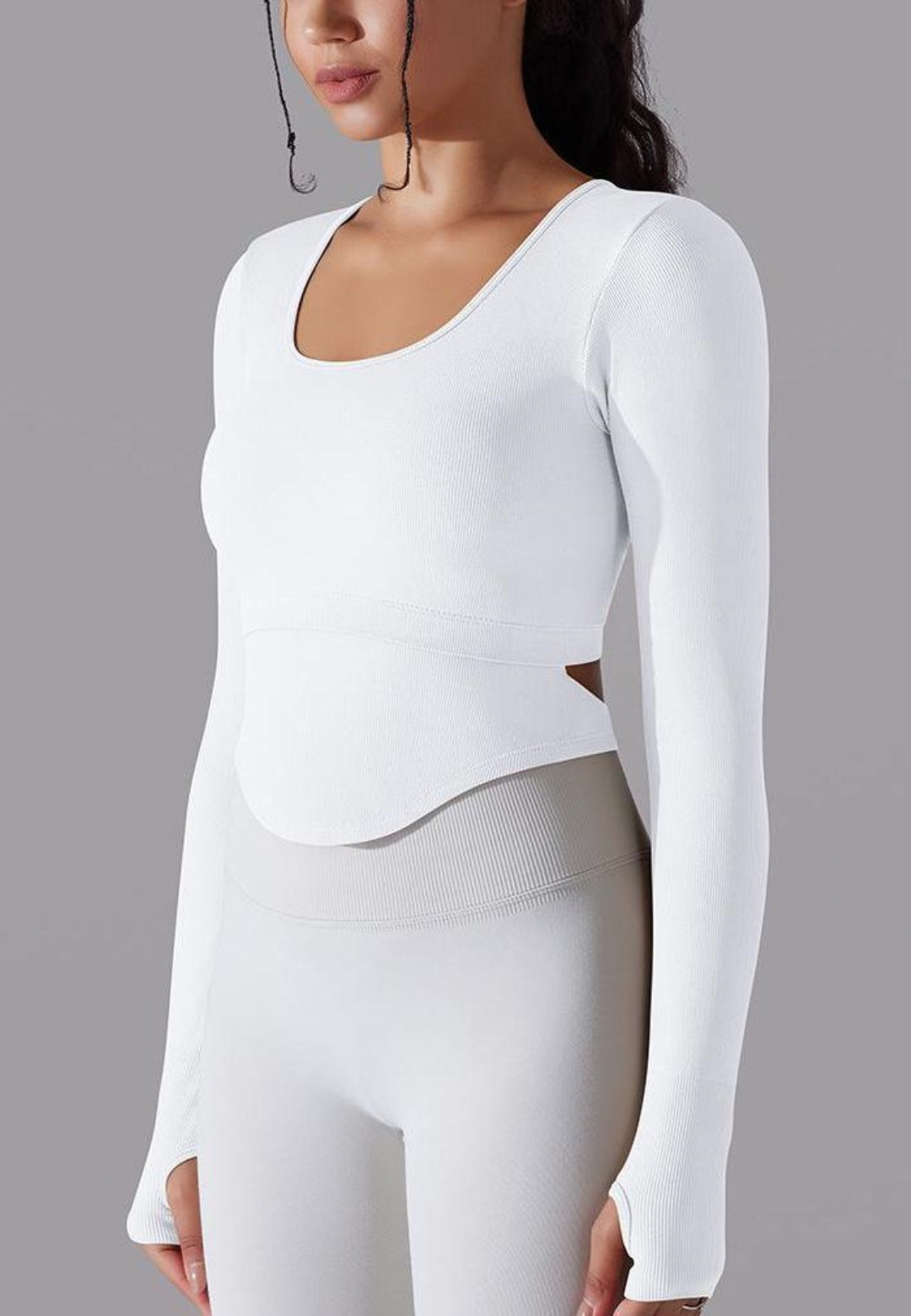 Top deportivo con espalda recortada y dobladillo curvo