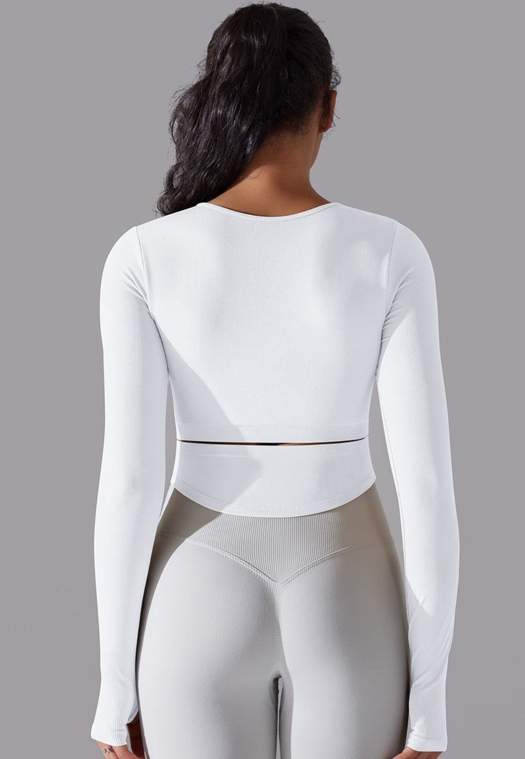 Top deportivo con espalda recortada y dobladillo curvo