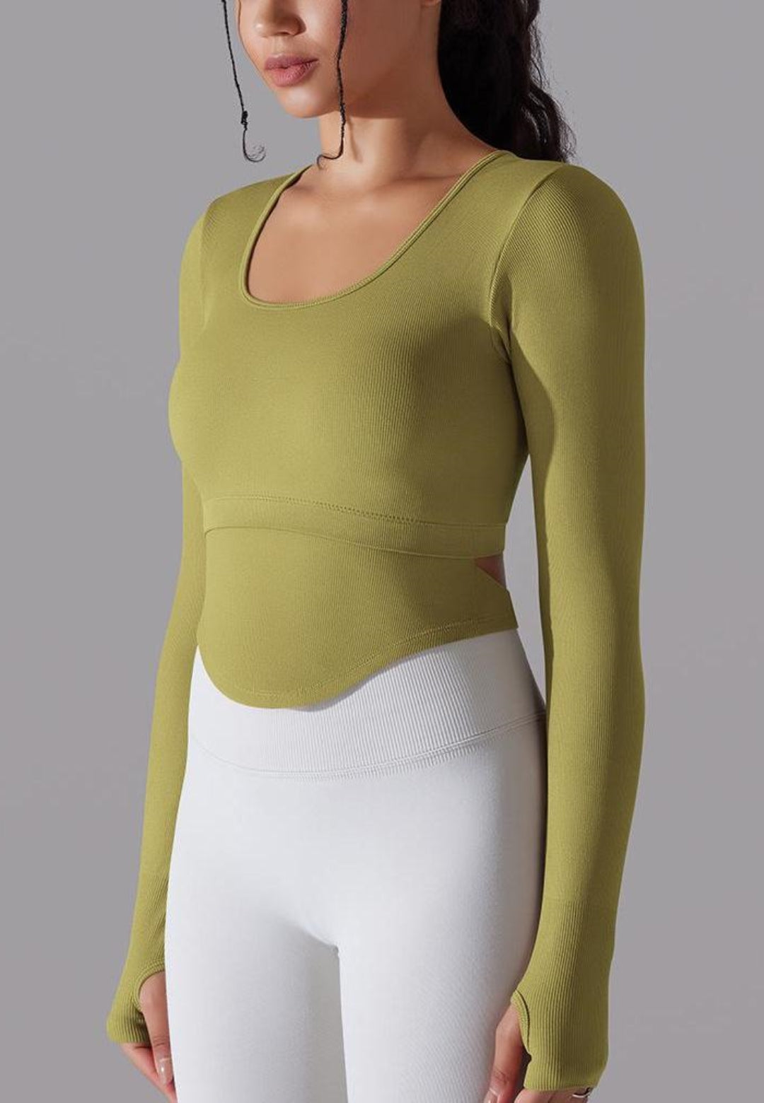 Top deportivo con espalda recortada y dobladillo curvo