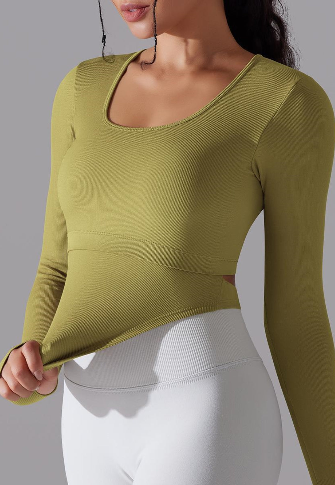 Top deportivo con espalda recortada y dobladillo curvo