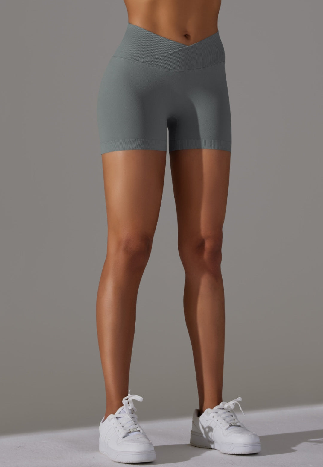 Pantalones cortos con cintura en V y canalé superpuesto