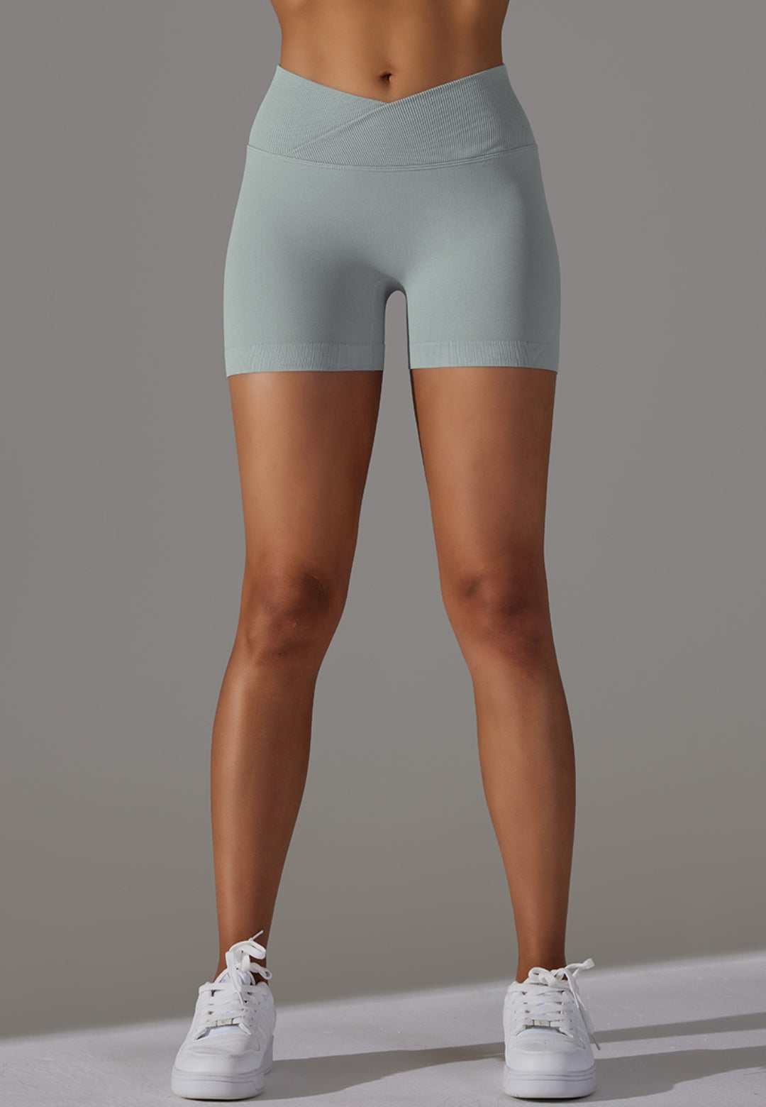 Pantalones cortos con cintura en V y canalé superpuesto