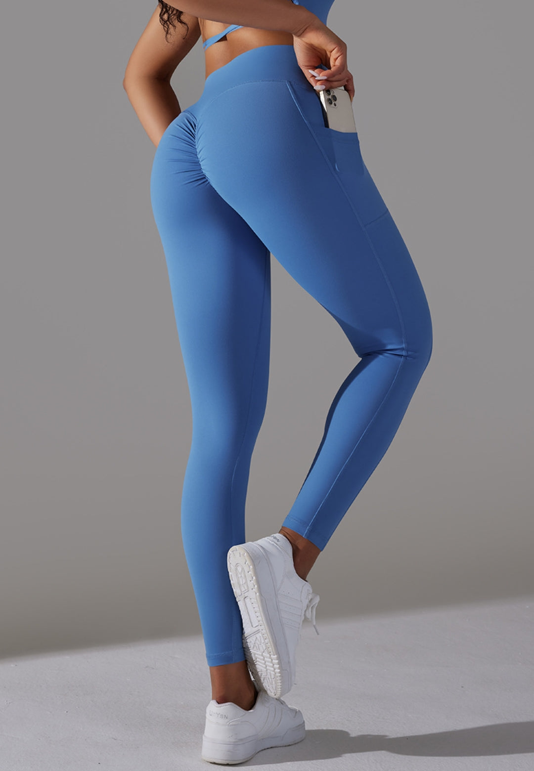 Leggings con bolsillos superpuestos en la cintura en forma de V