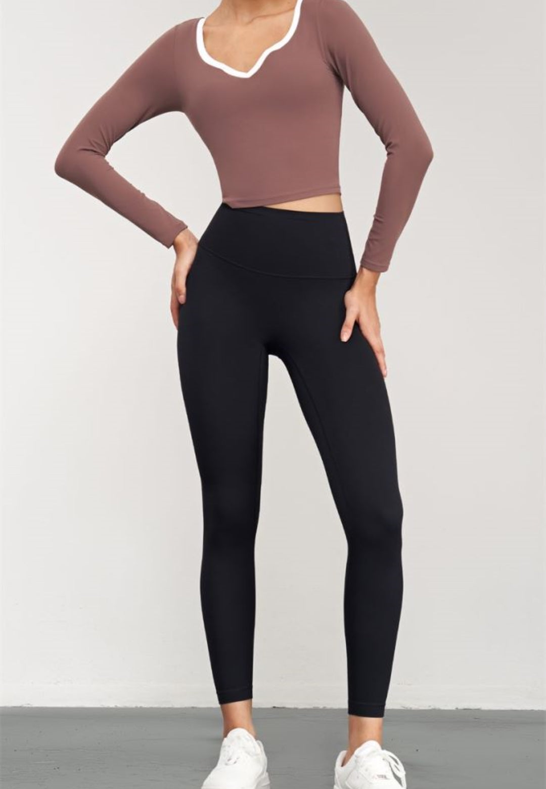 Blusa con escote en forma de corazón y ribete en contraste