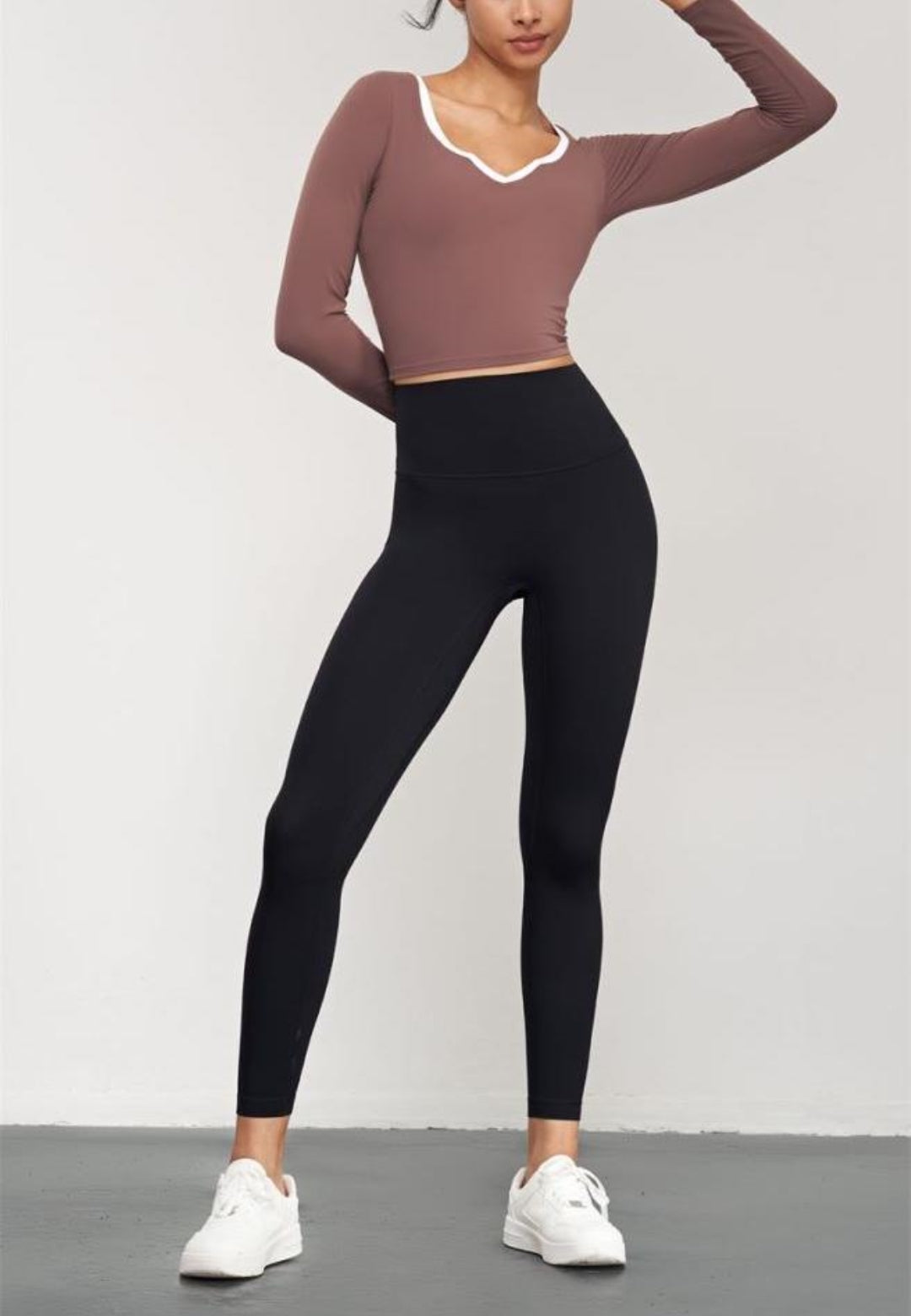 Blusa con escote en forma de corazón y ribete en contraste